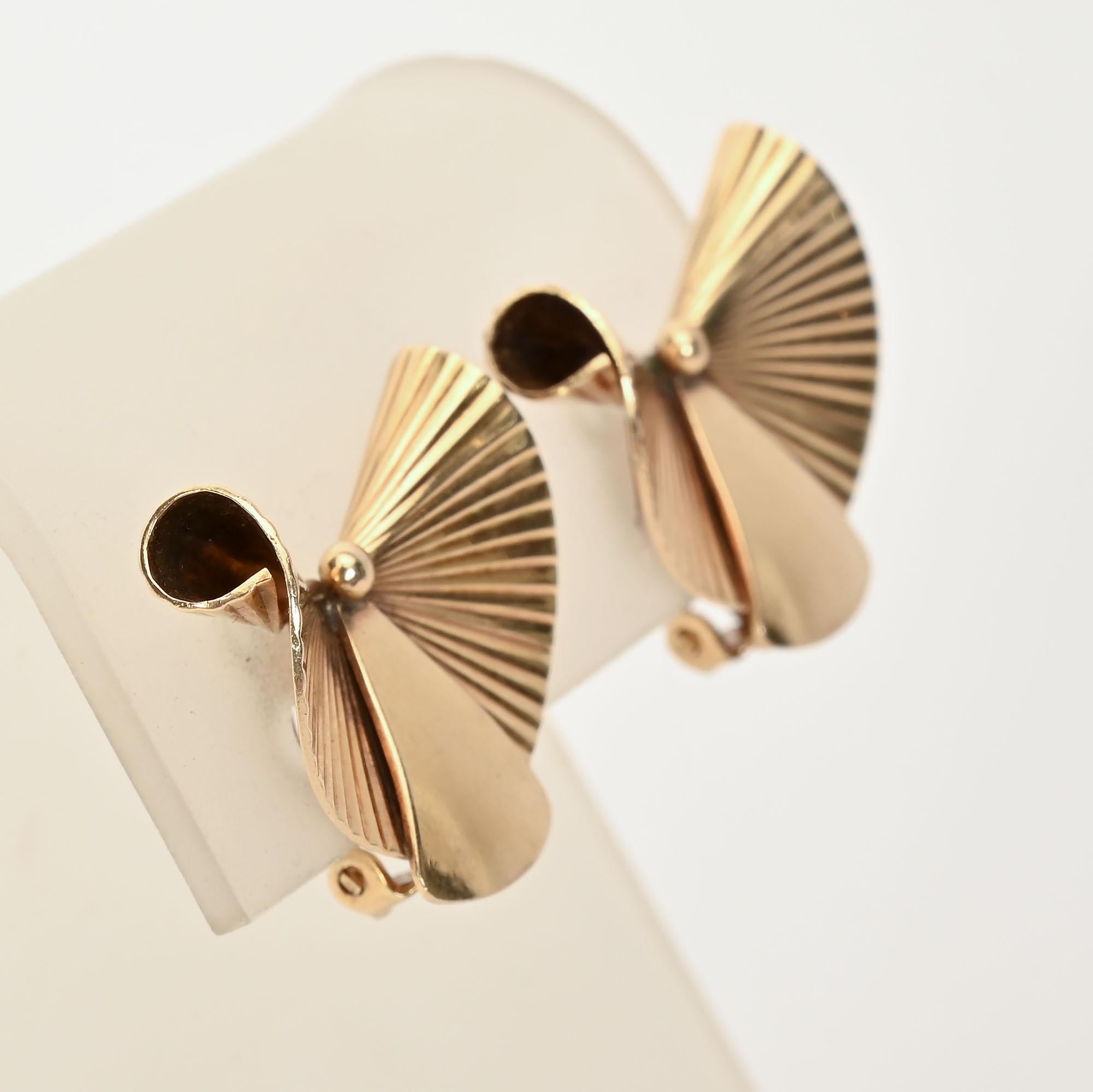 Boucles d'oreilles en or quatorze carats dont le design est typiquement rétro. Mesurent 1