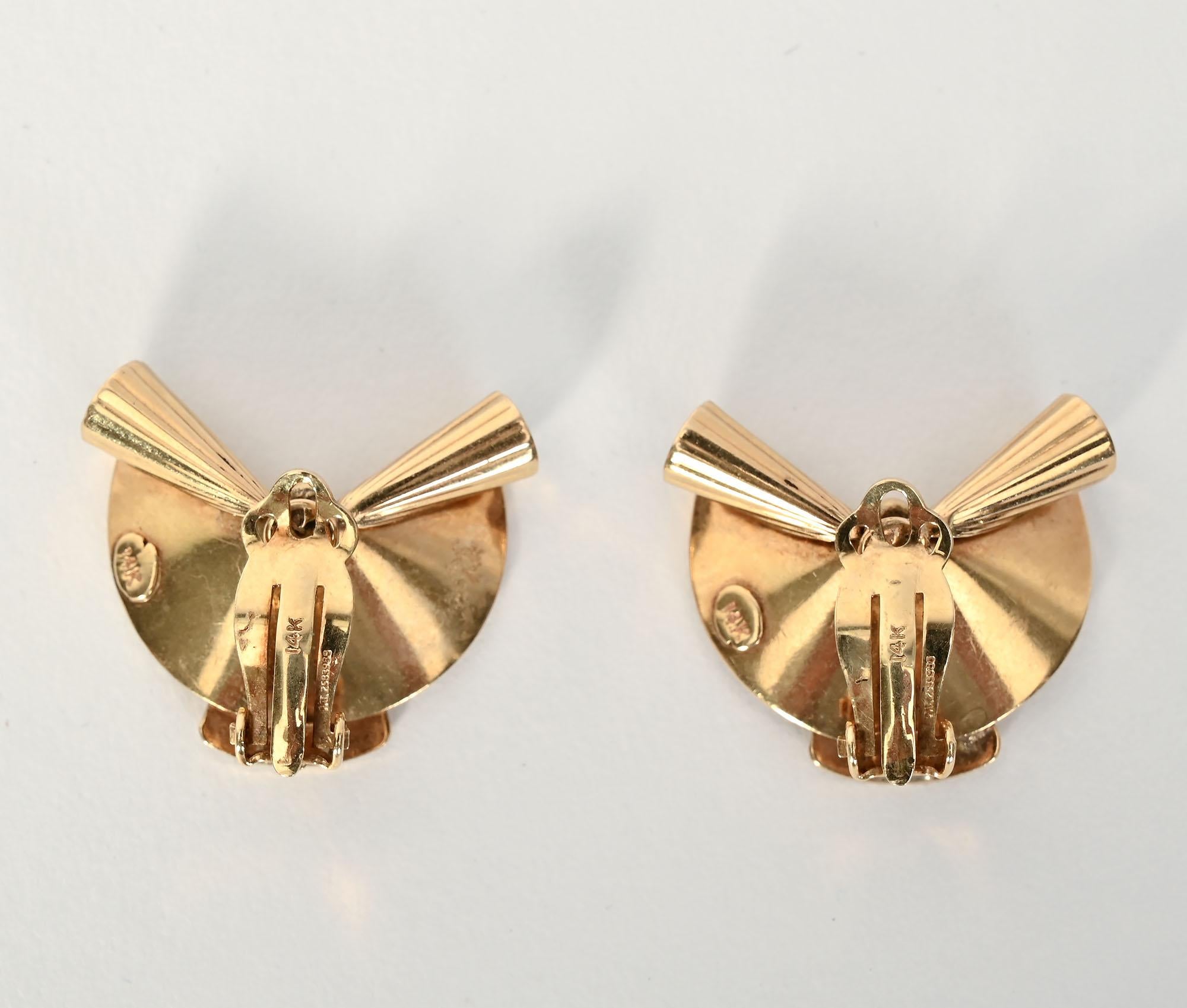Rétro Boucles d'oreilles rétro en or en forme d'éventail en vente
