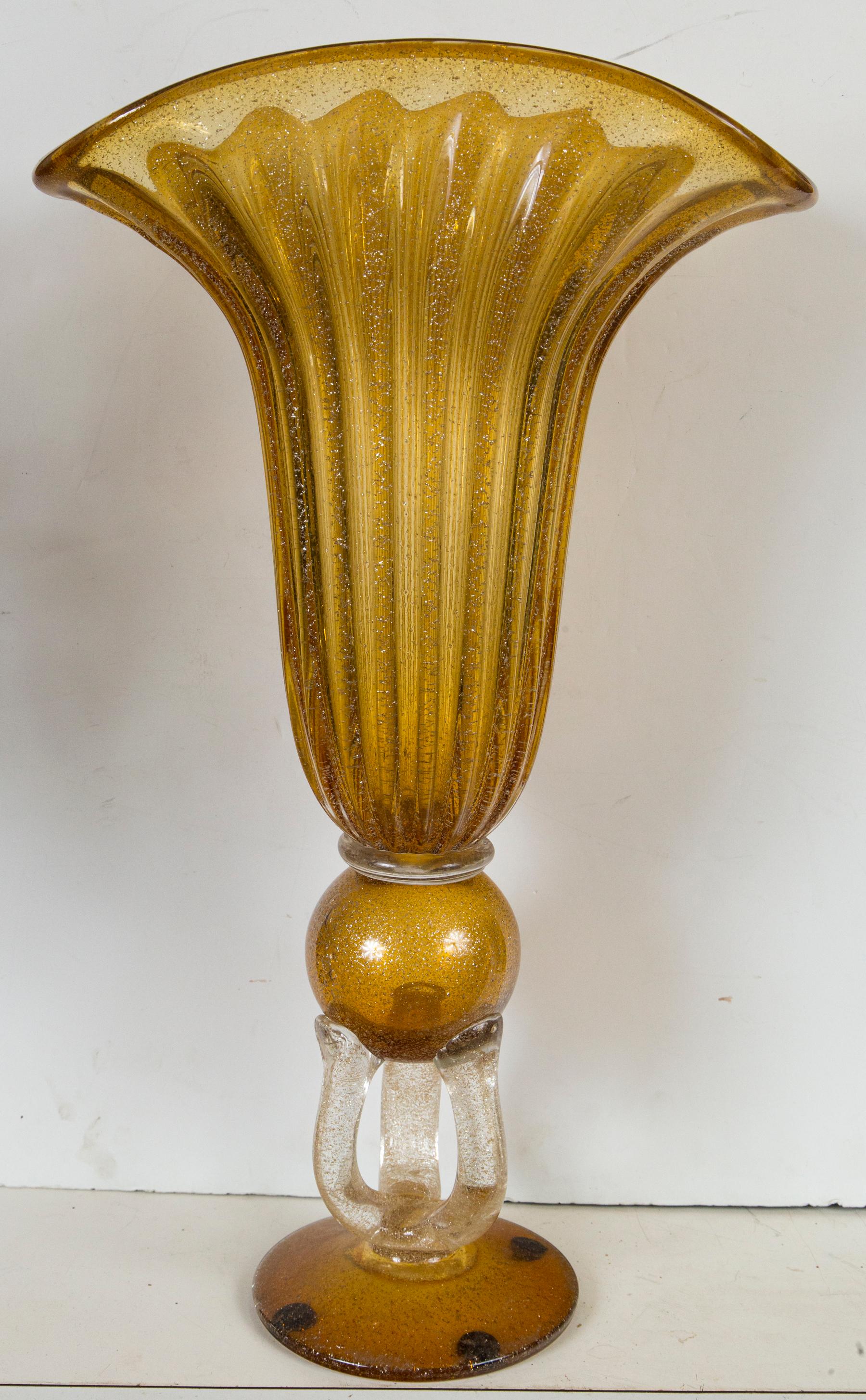 Fan Shaped Tall Glass Vase In Good Condition For Sale In Woodbury, CT