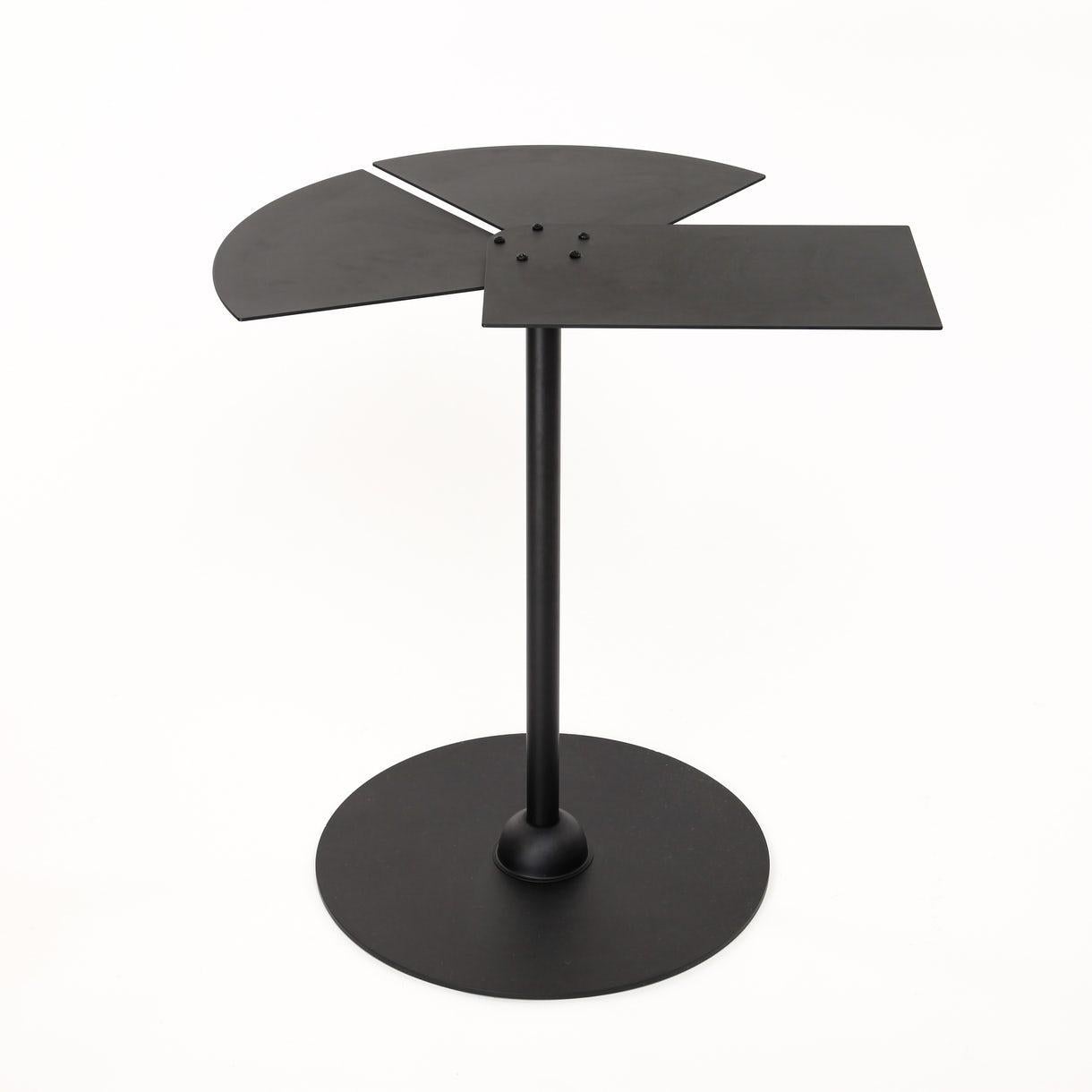 Beistelltisch „Fan“ in der Art von Pierre Chareau

Handgefertigt in den Werkstätten des renommierten französischen Designers und Antiquitätenhändlers Denis de le Mesiere in Los Angeles und in Frankreich, der das Werk von Pierre Chareau mit