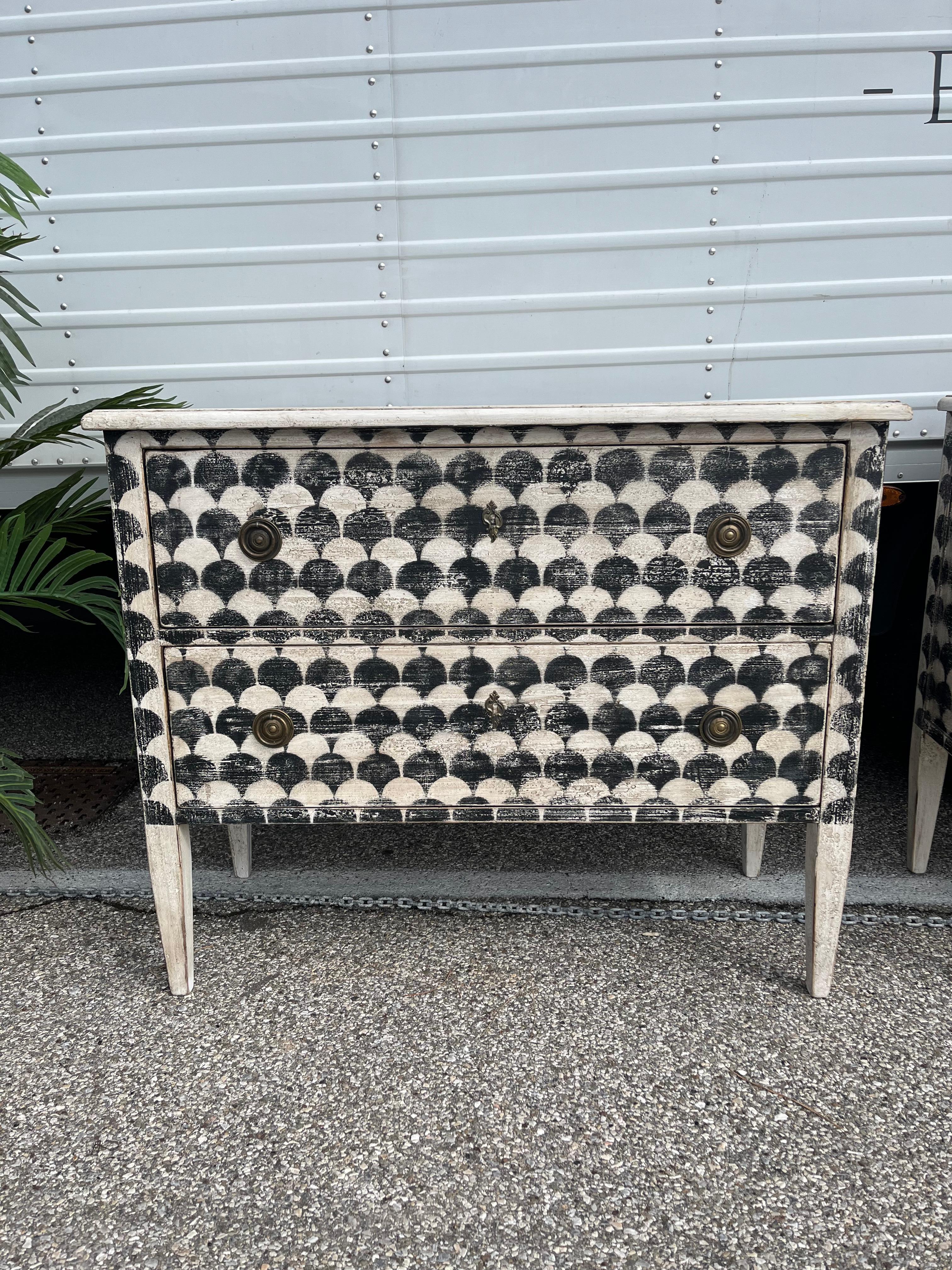 Una deliziosa coppia di cassettoni con motivo decorativo con allure vintage ed eccentrico. Dotatoi di un forte carattere possono essere i protagonisti della vostra camera da letto, cucina o salotto.
I nostri prodotti sono realizzati con tecniche