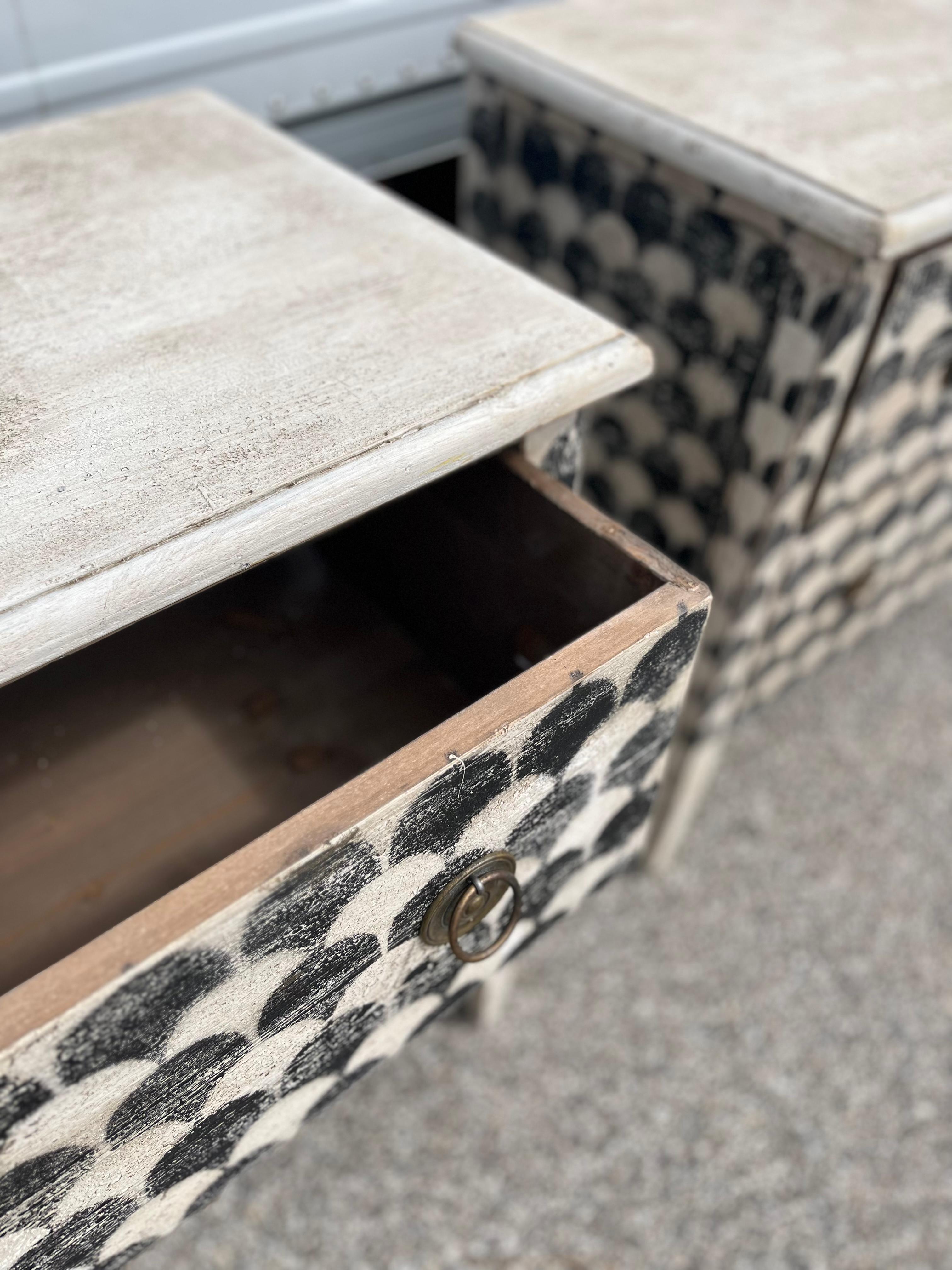 Periodo contemporaneo Fan style drawer with white top in vendita