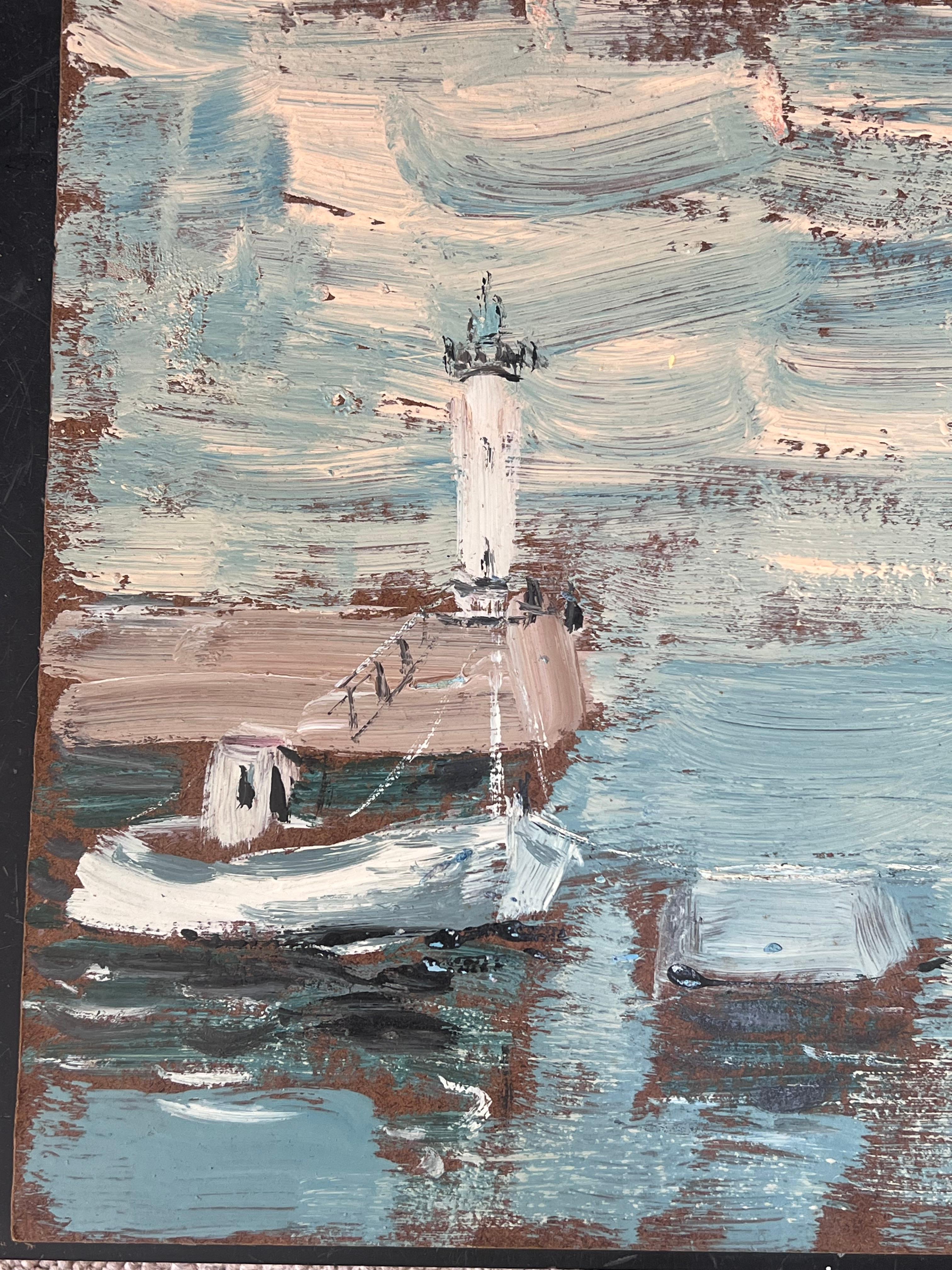 Boats Docked at Lighthouse Bay In The Blue Sea Französische Landschaft, Ölgemälde (Grau), Figurative Painting, von Fanch Lel