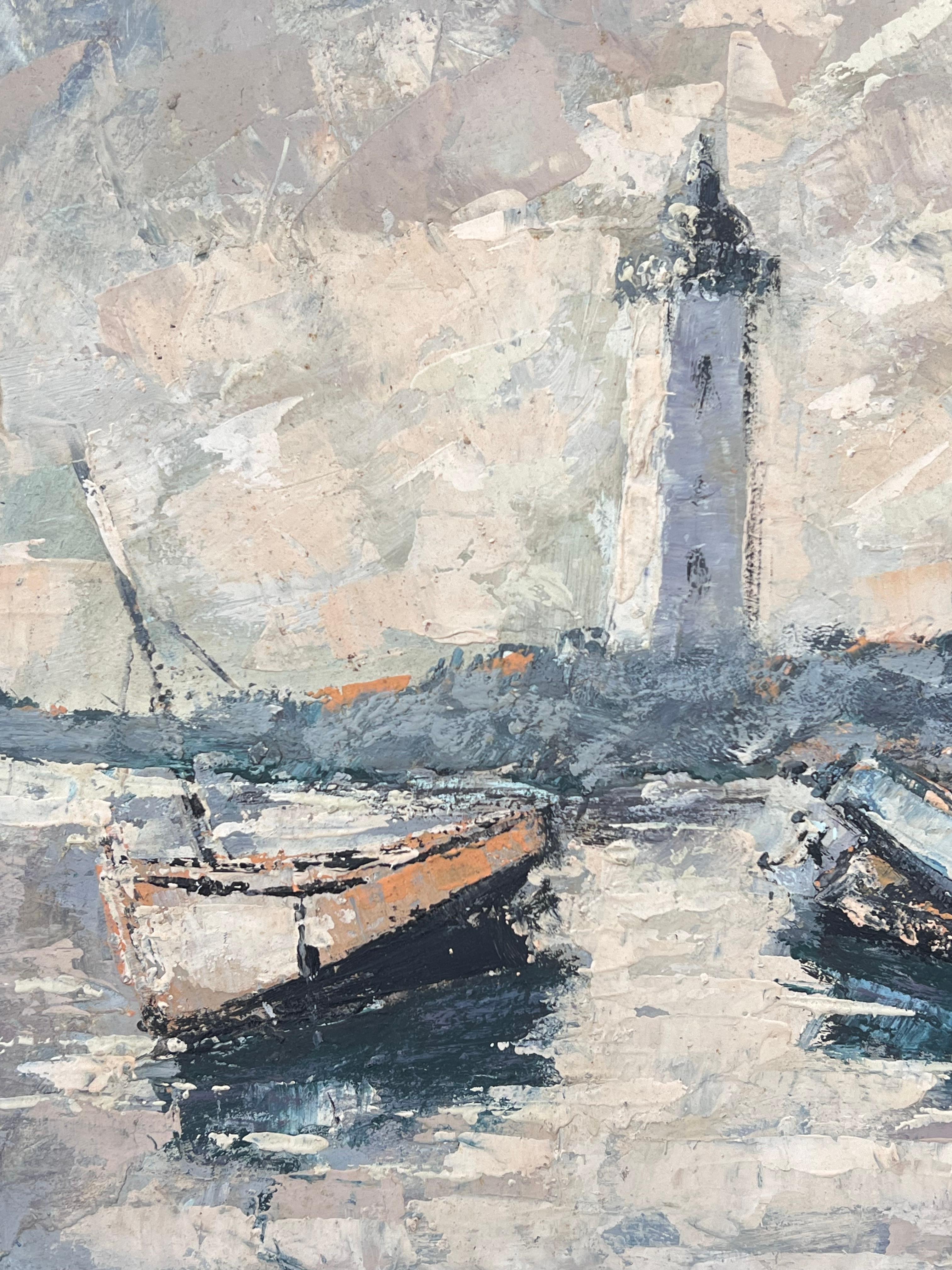 Boote angedockt im grauen Hafen am frühen Morgen Französisches Ölgemälde (Grau), Landscape Painting, von Fanch Lel
