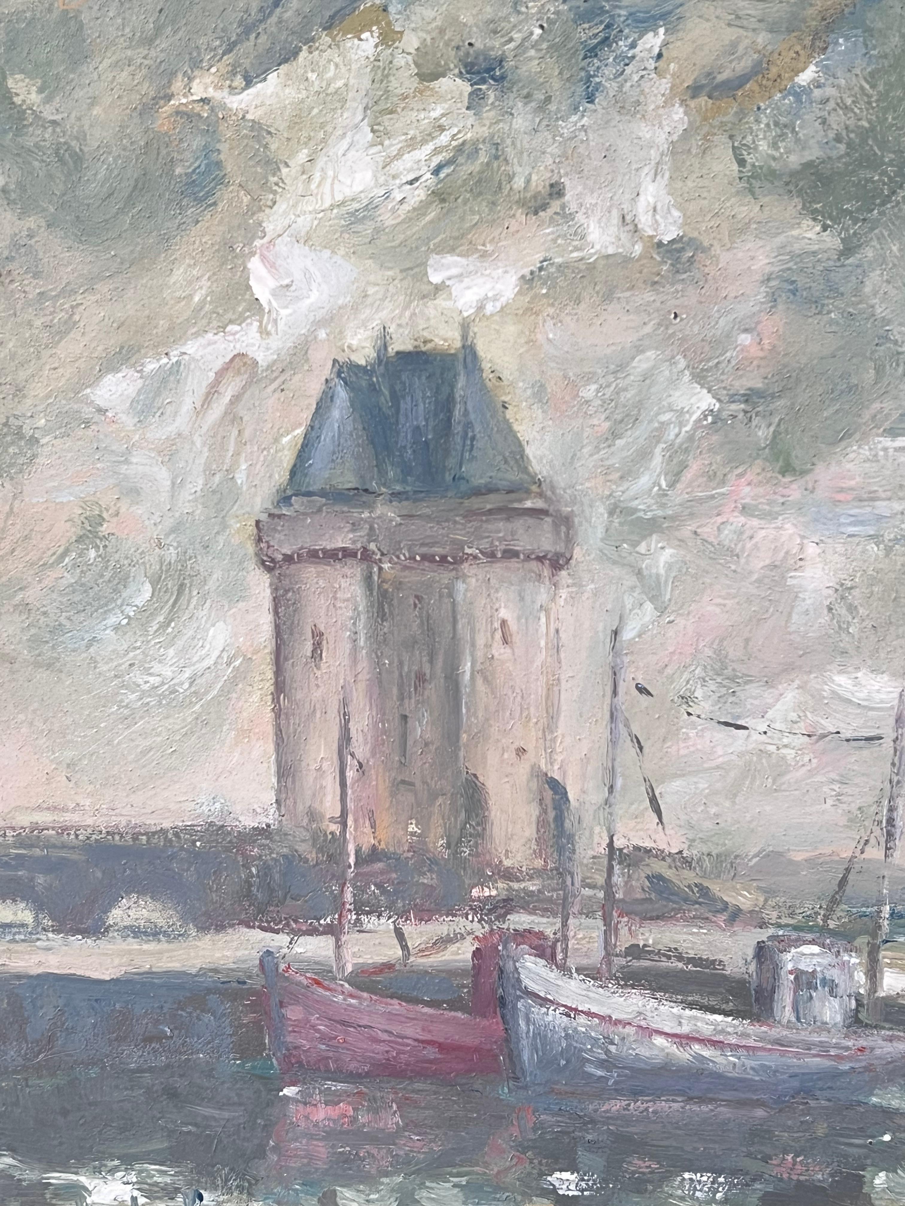 Barche attraccate sotto il porto del faro
Firmato da Fanch Lel
Dimensioni: 16 x 13 pollici (altezza x larghezza)
Pittura a olio su tavola, senza cornice
Condit: Buone condizioni generali, con lievi segni di manipolazione della superficie e una