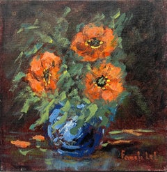 Bold Stillleben mit leuchtend orangefarbenem Anemones-Blumenstrauß in einer blauen Vase