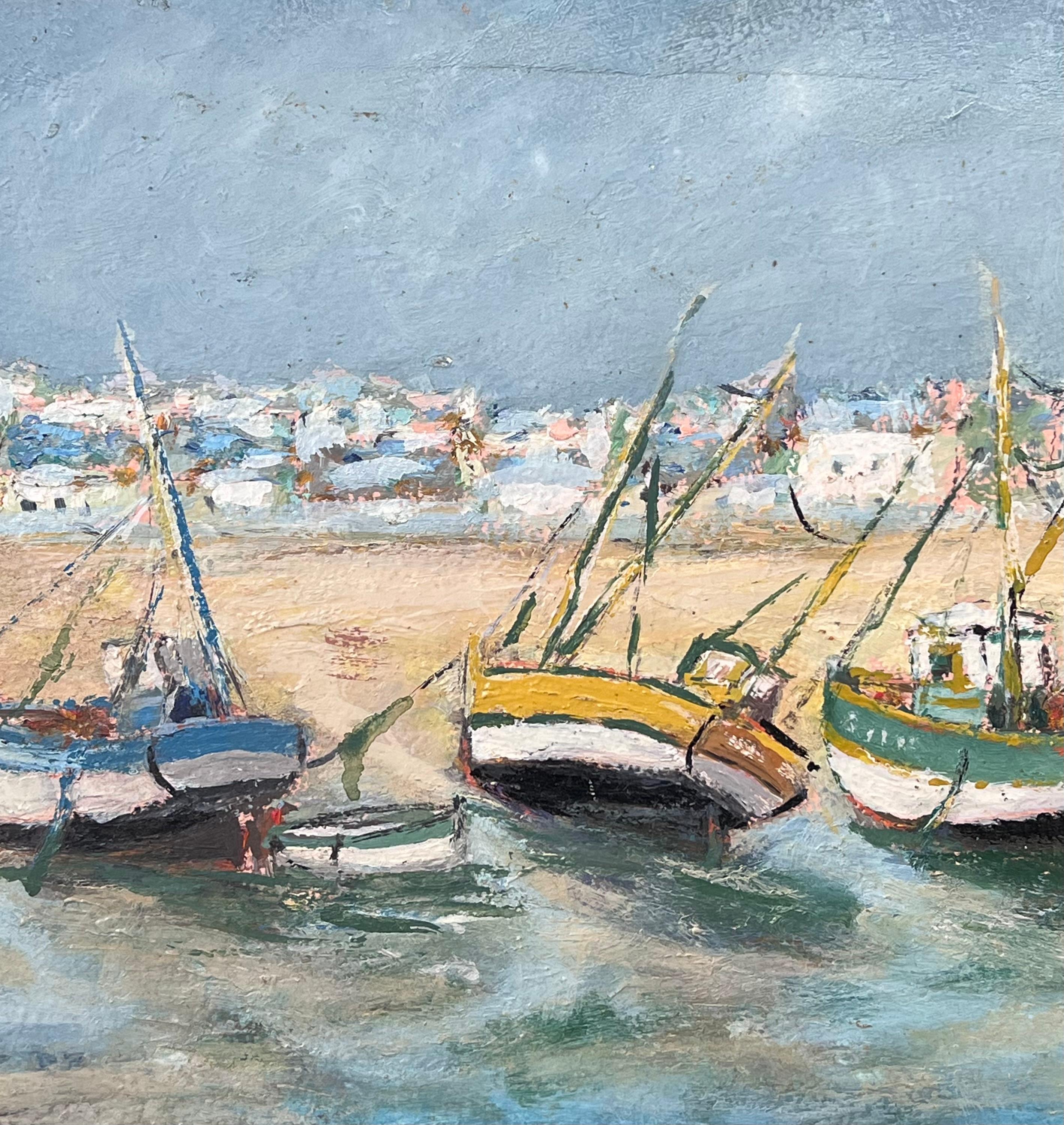Bateaux colorés amarrés sur le sable en été Paysage français Peinture à l'huile - Gris Landscape Painting par Fanch Lel