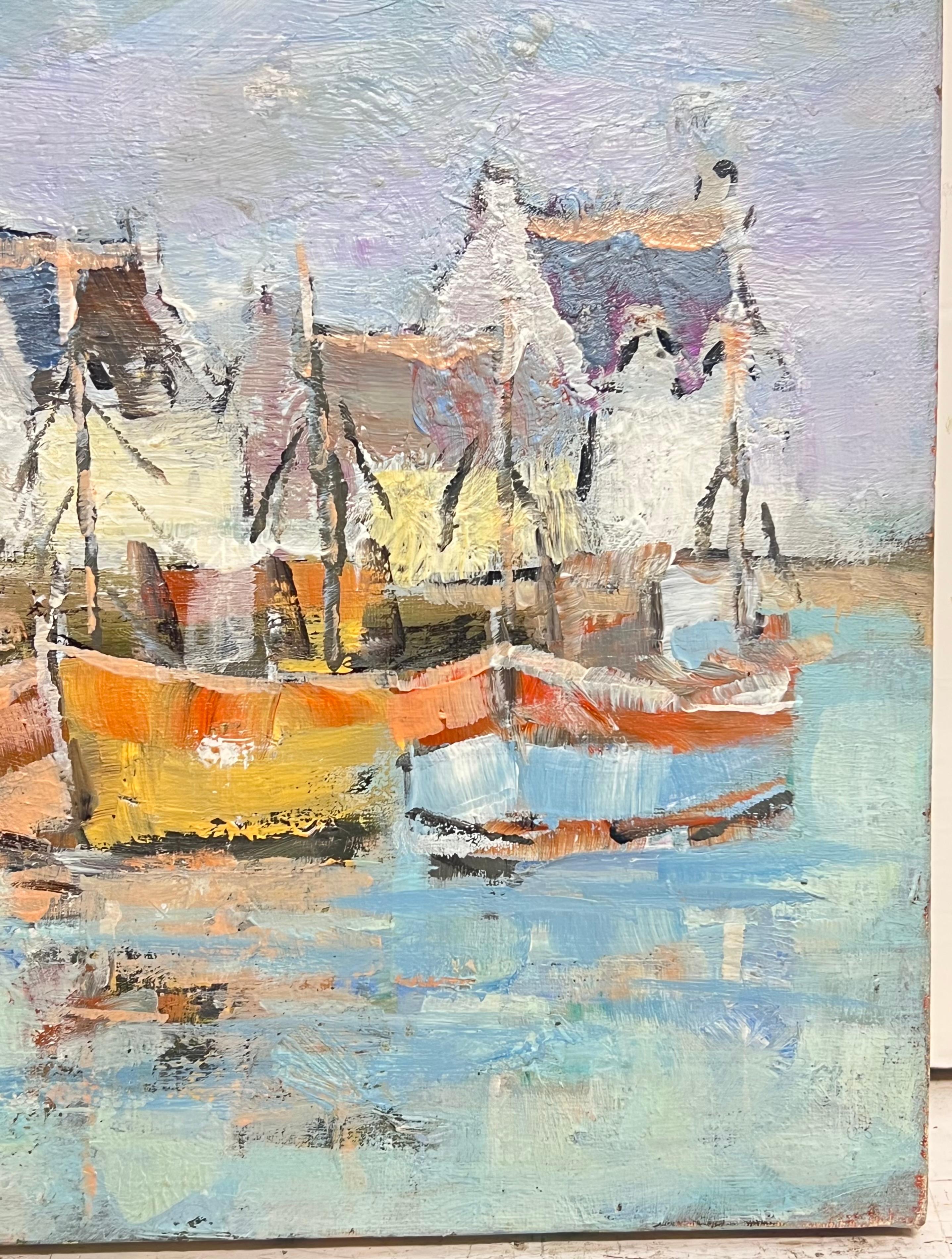 Bateaux colorés dans le port d'été bleu Peinture à l'huile française en vente 1