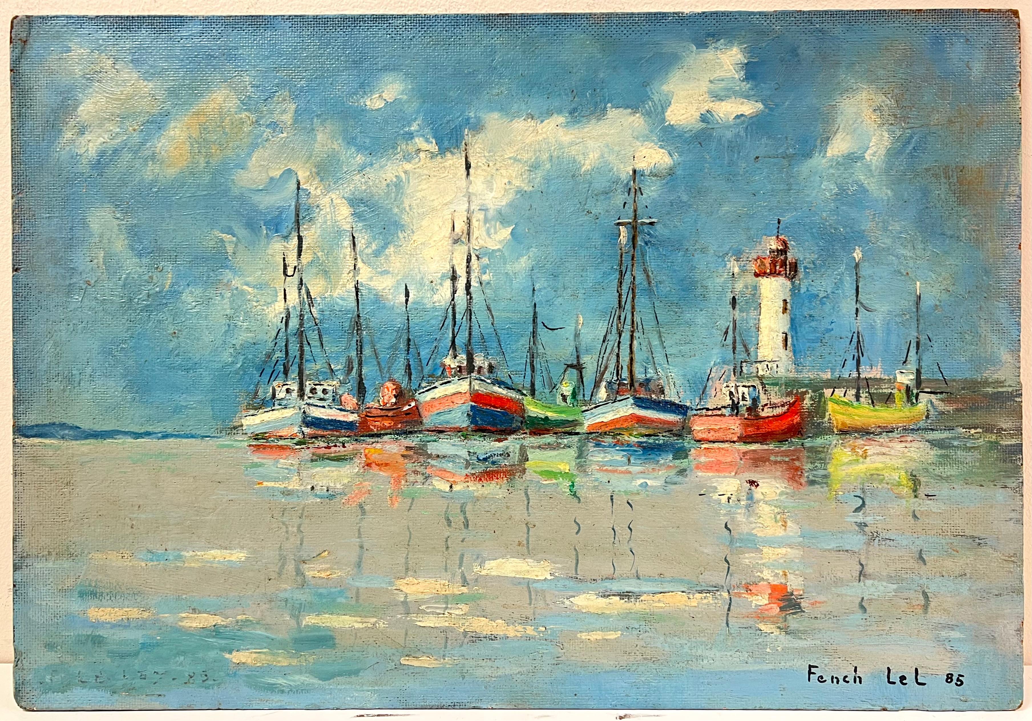 Bunte Fischenboote und Leuchtturm-Landschaftsreflexionen auf kalifornischen Gewässern – Painting von Fanch Lel