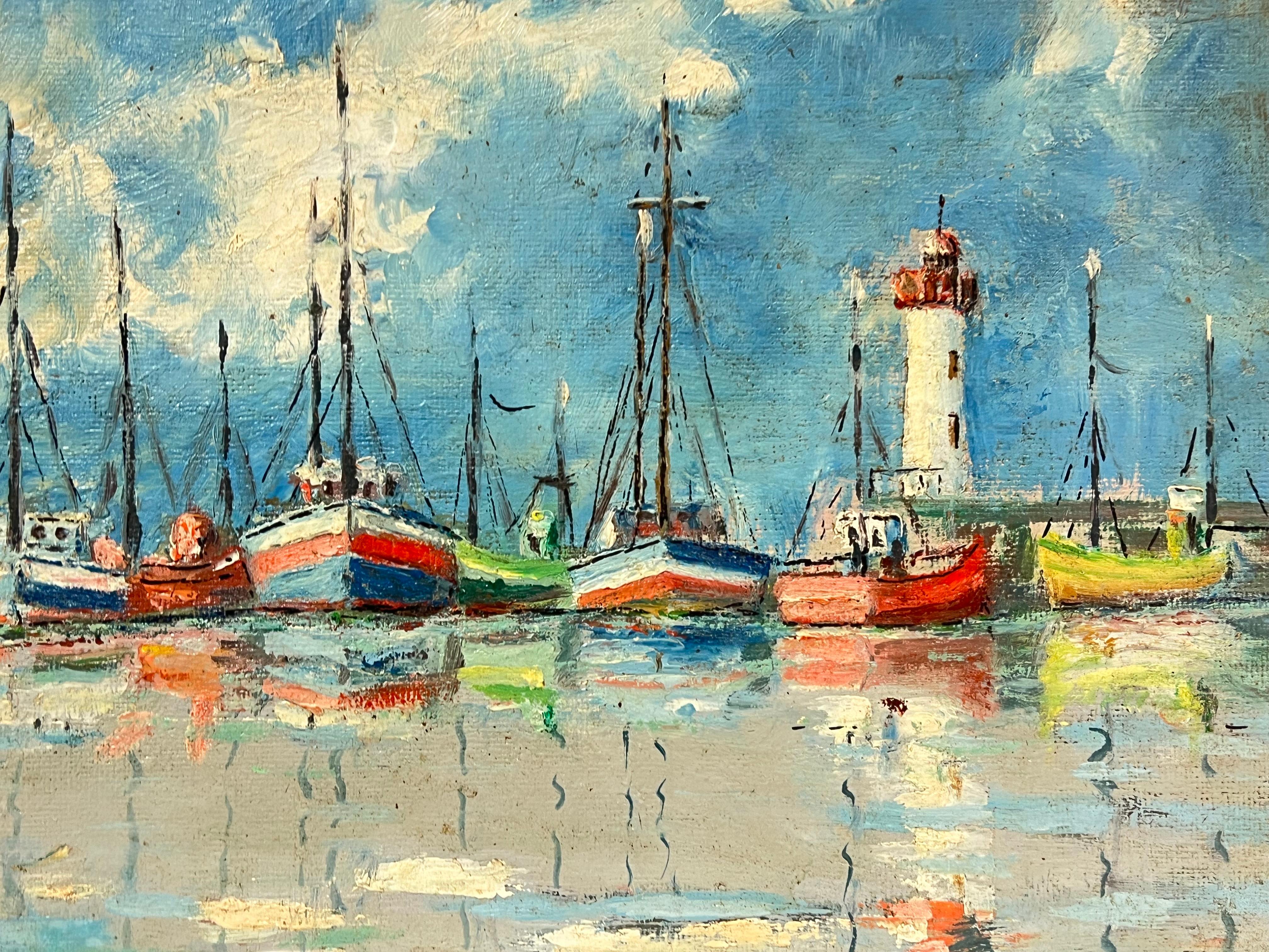 Bunte Fischenboote und Leuchtturm-Landschaftsreflexionen auf kalifornischen Gewässern (Grau), Landscape Painting, von Fanch Lel