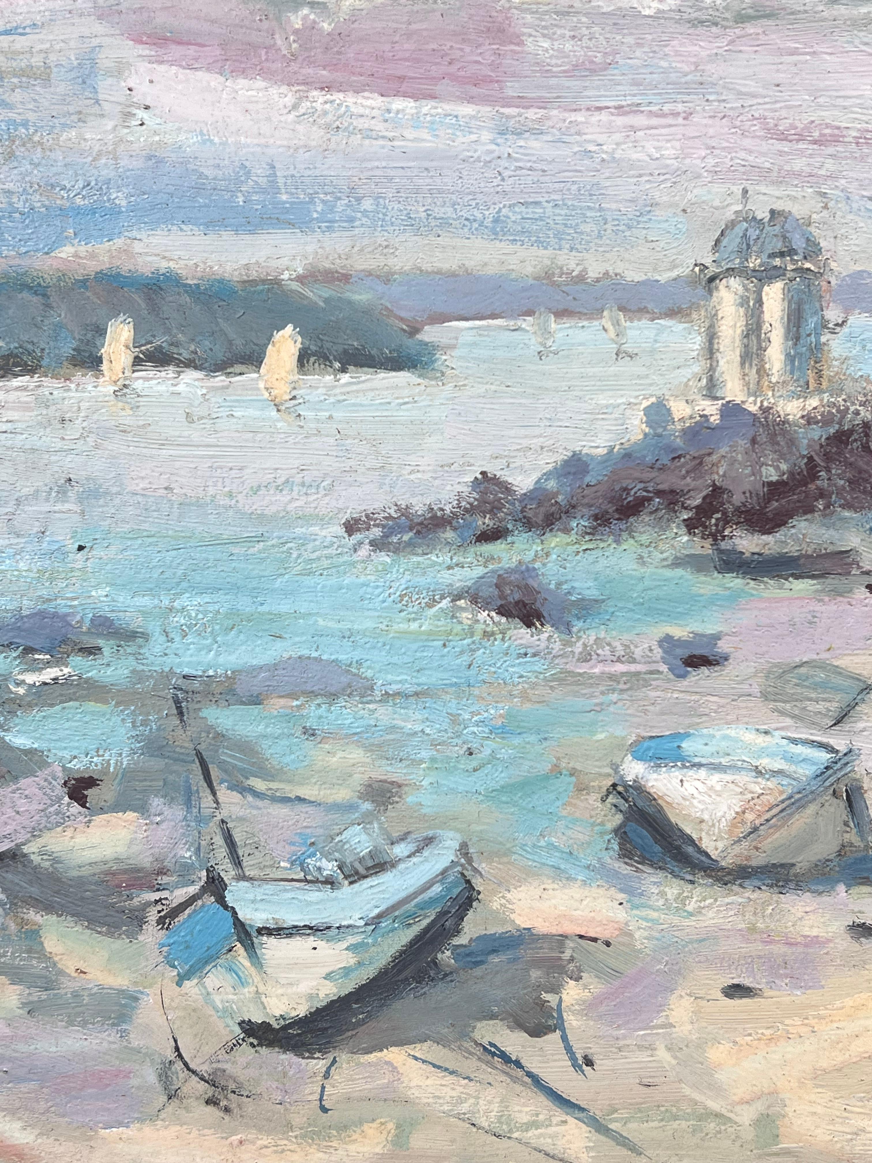 Angedockte Boote in einem sandigen Hafen Sonnenuntergang Strand Französisch Ölgemälde (Grau), Landscape Painting, von Fanch Lel