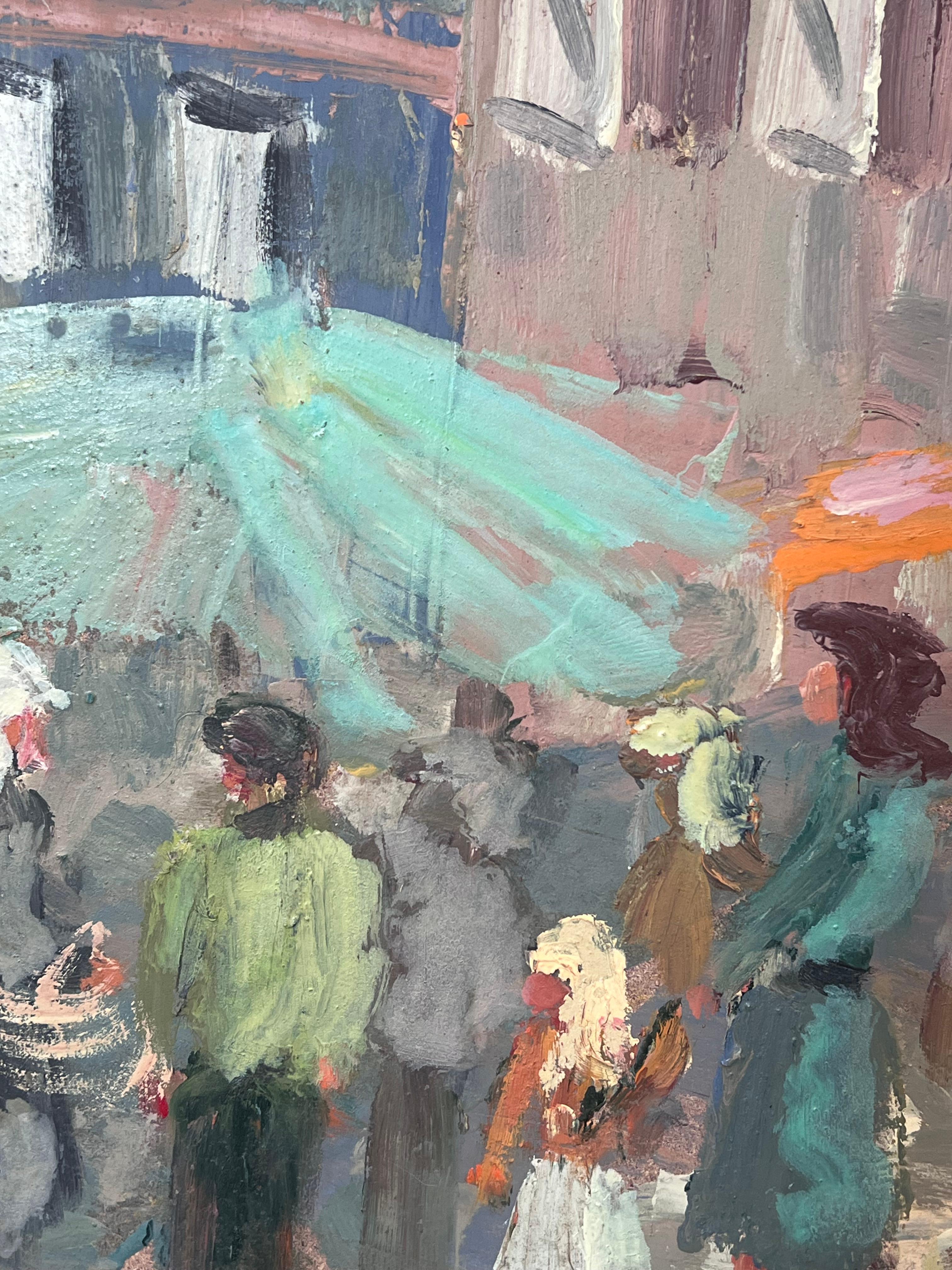 Figure al mercato francese dell'ombrellone in un giorno d'estate Pittura ad olio paesaggio - Figurative Painting Grigio di Fanch Lel