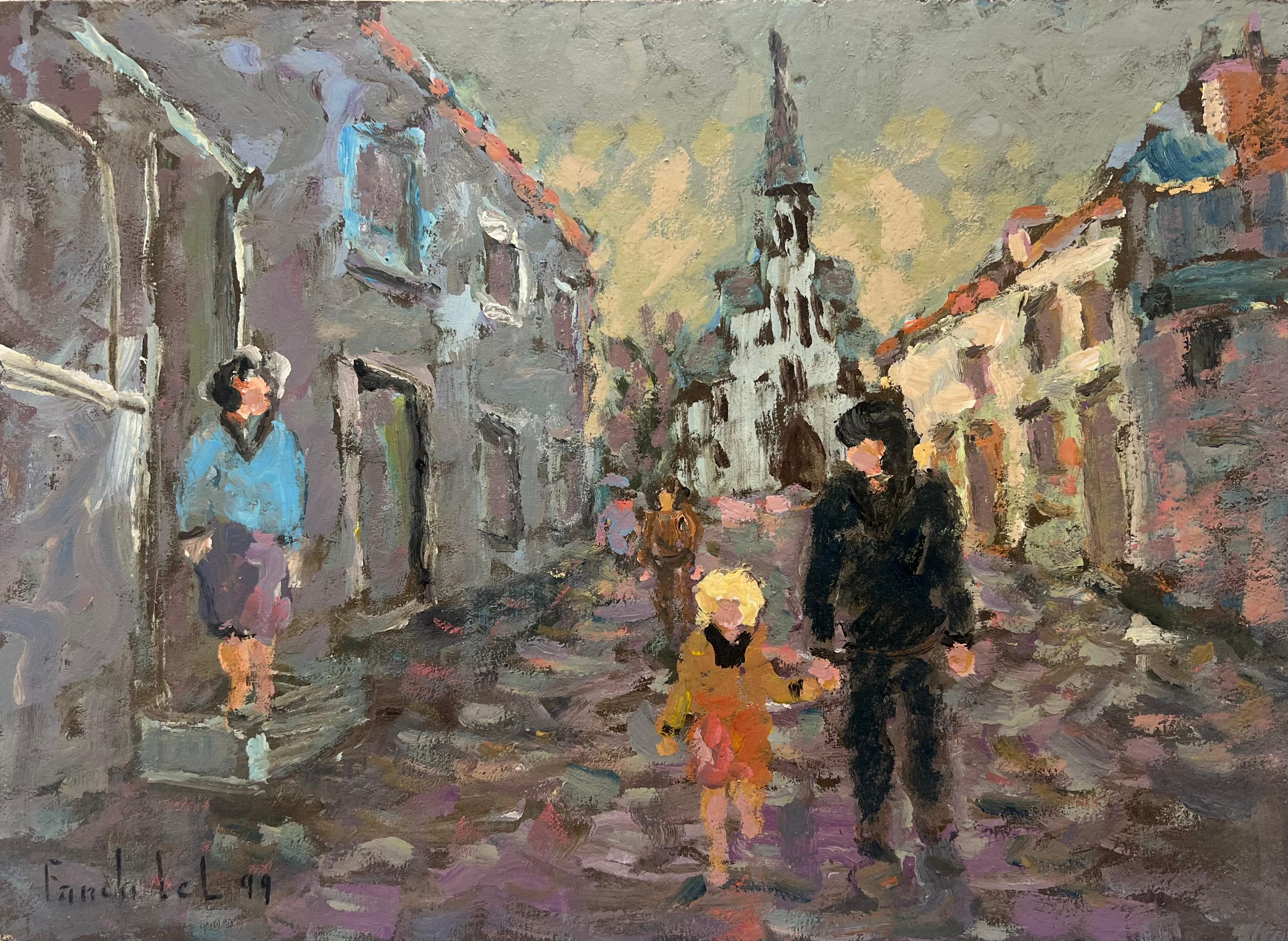 Figures se promenant dans une scène de rue européenne, Steeple d'église distance