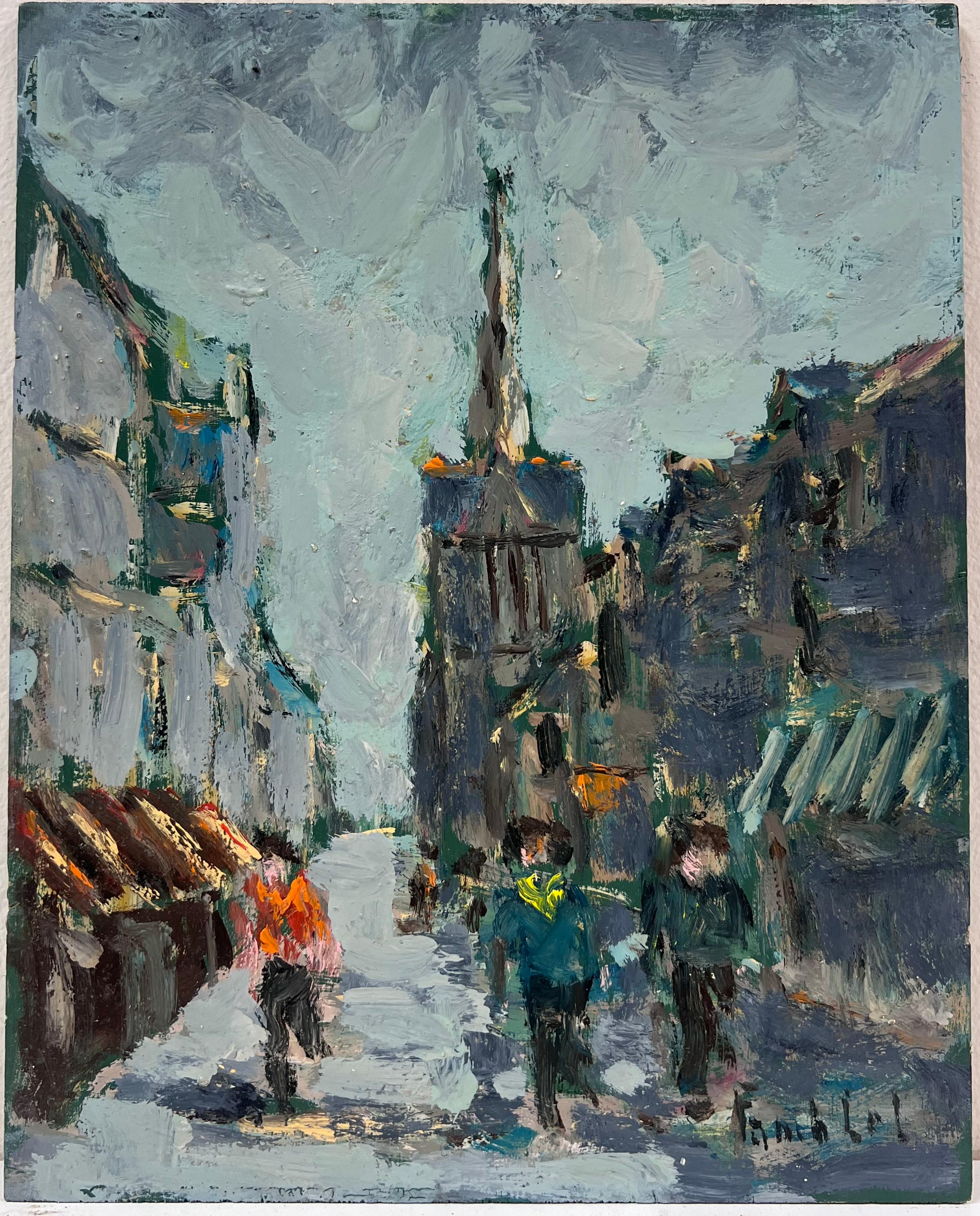 Figuren, die unter einer gewölbten Spire gehen, in einer grauen, malerischen französischen Stadtlandschaft, Öl – Painting von Fanch Lel