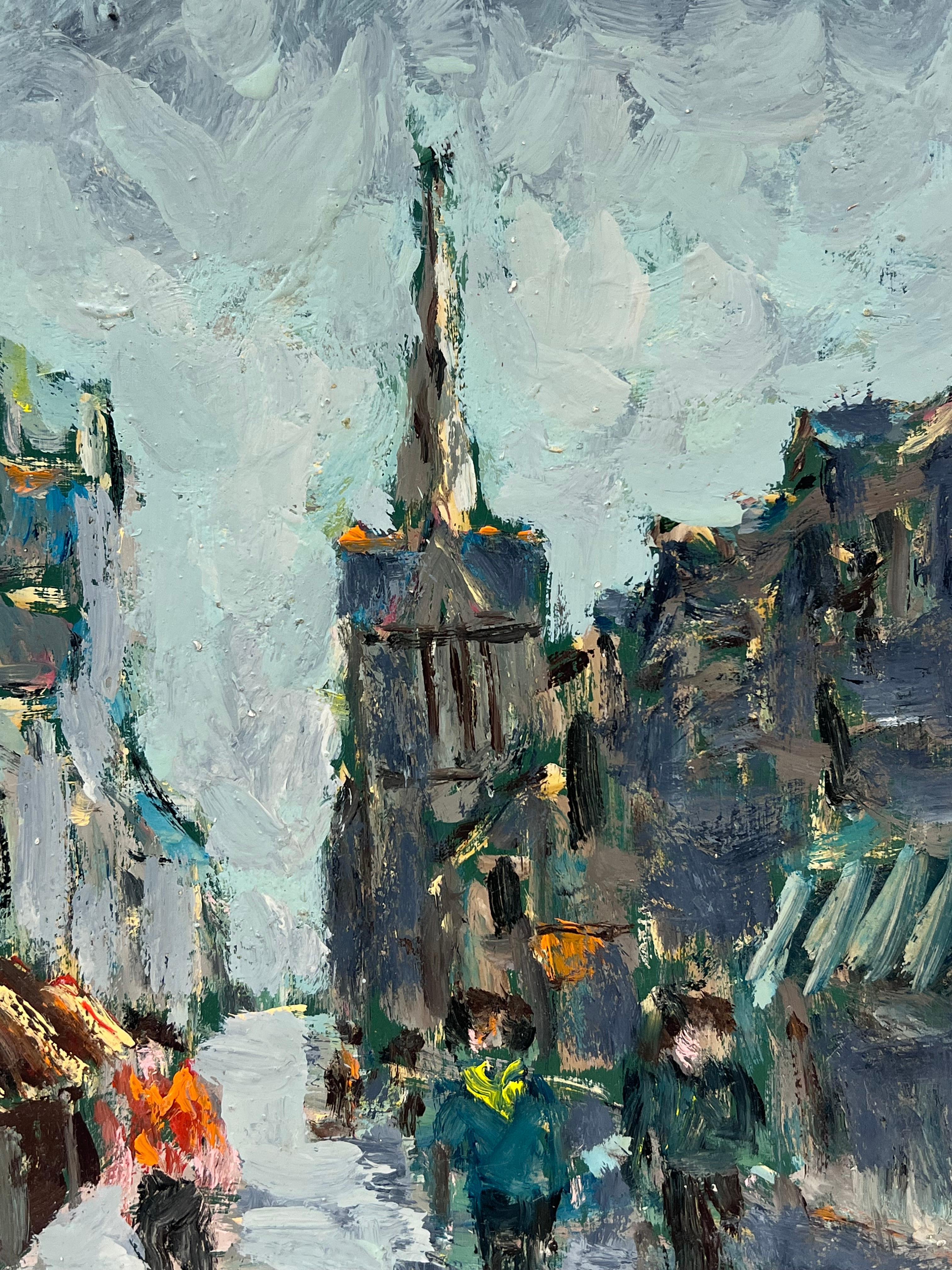 Figuren, die unter einer gewölbten Spire gehen, in einer grauen, malerischen französischen Stadtlandschaft, Öl (Impressionismus), Painting, von Fanch Lel