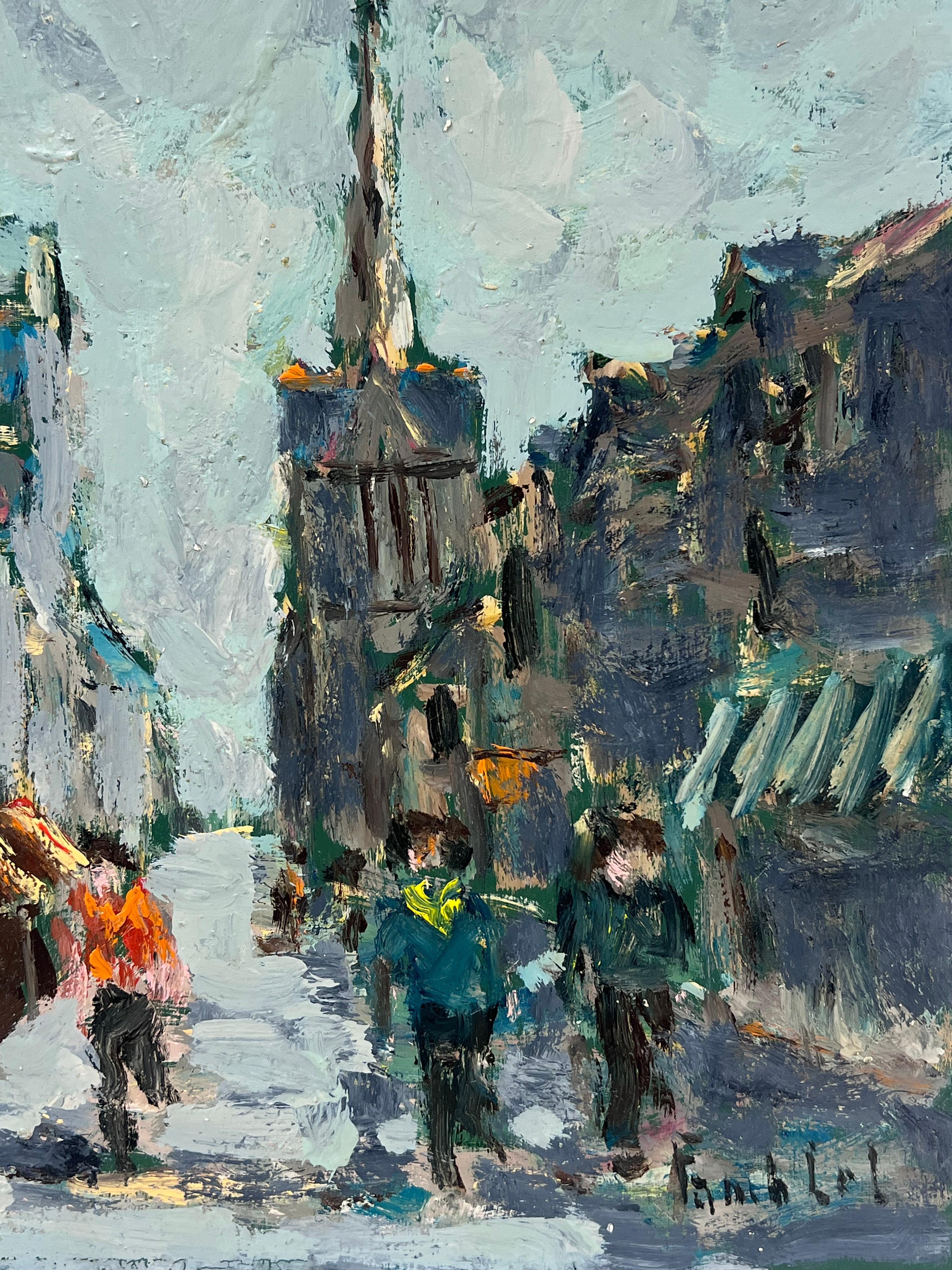 Figuren, die unter einer gewölbten Spire gehen, in einer grauen, malerischen französischen Stadtlandschaft, Öl (Grau), Landscape Painting, von Fanch Lel