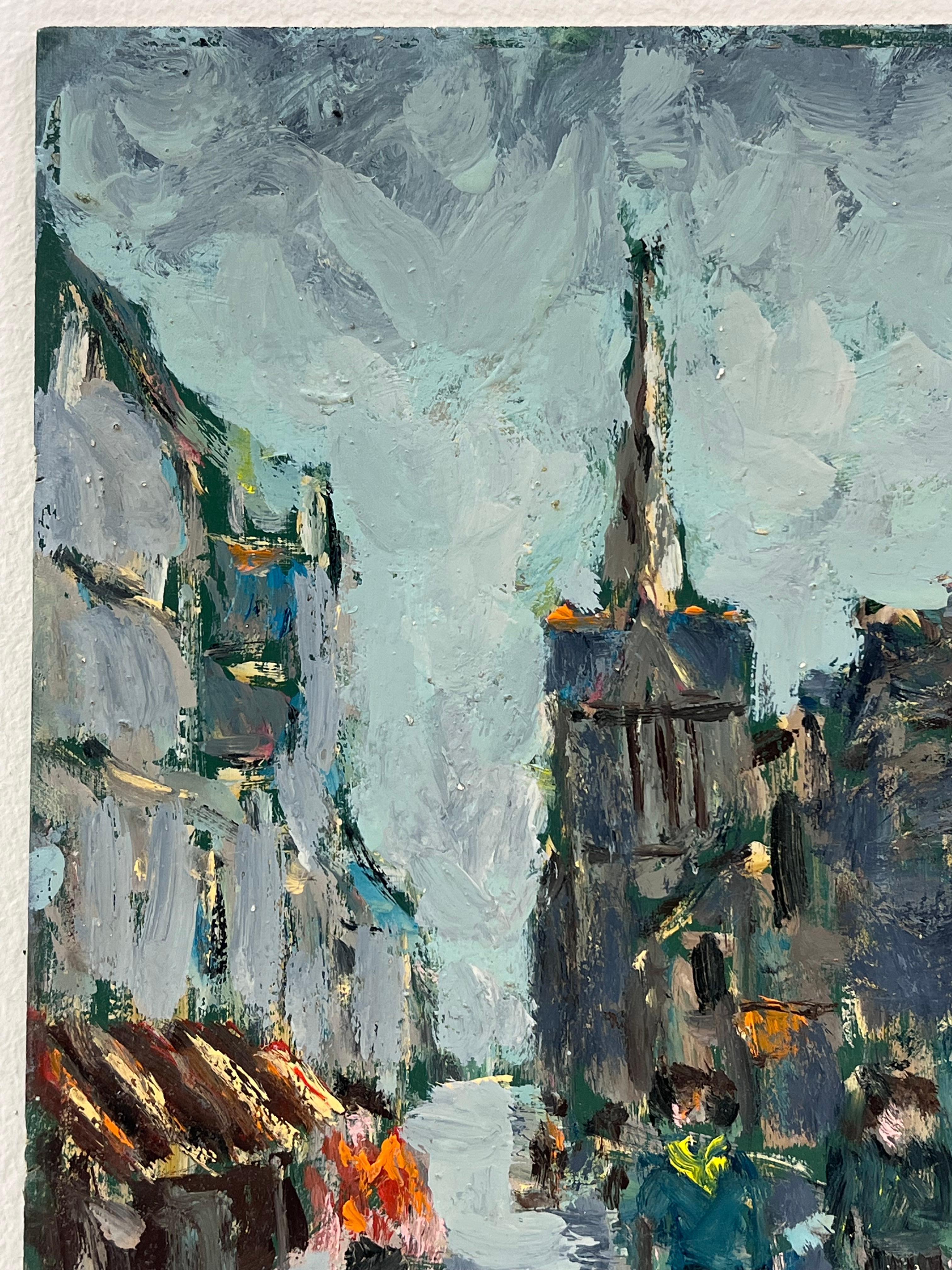 Figuren, die unter einer gewölbten Spire gehen, in einer grauen, malerischen französischen Stadtlandschaft, Öl im Angebot 1