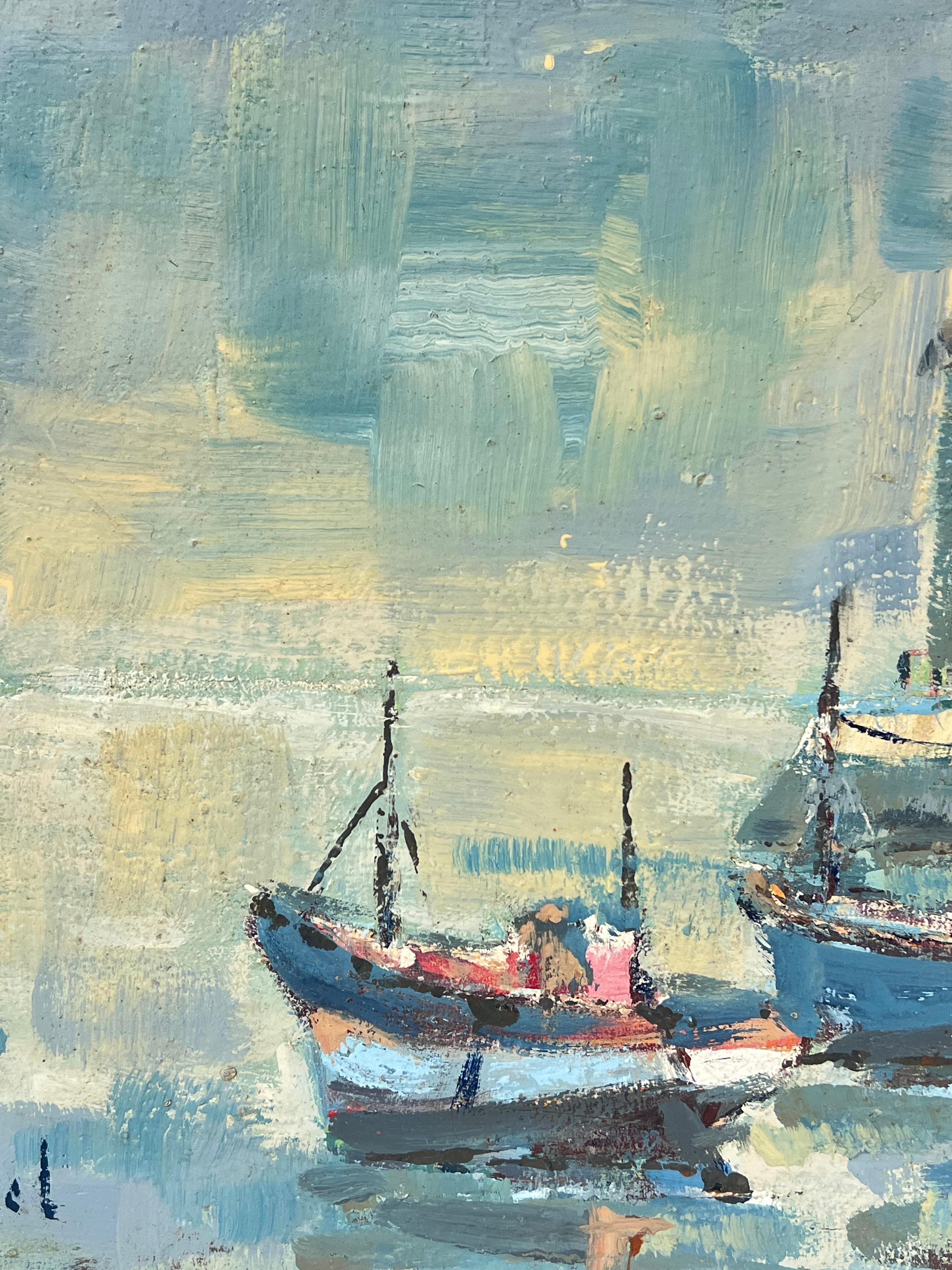 Fischerboote neben einem Pier und Leuchttürmen auf der Insel Île d'Oléron (Grau), Landscape Painting, von Fanch Lel