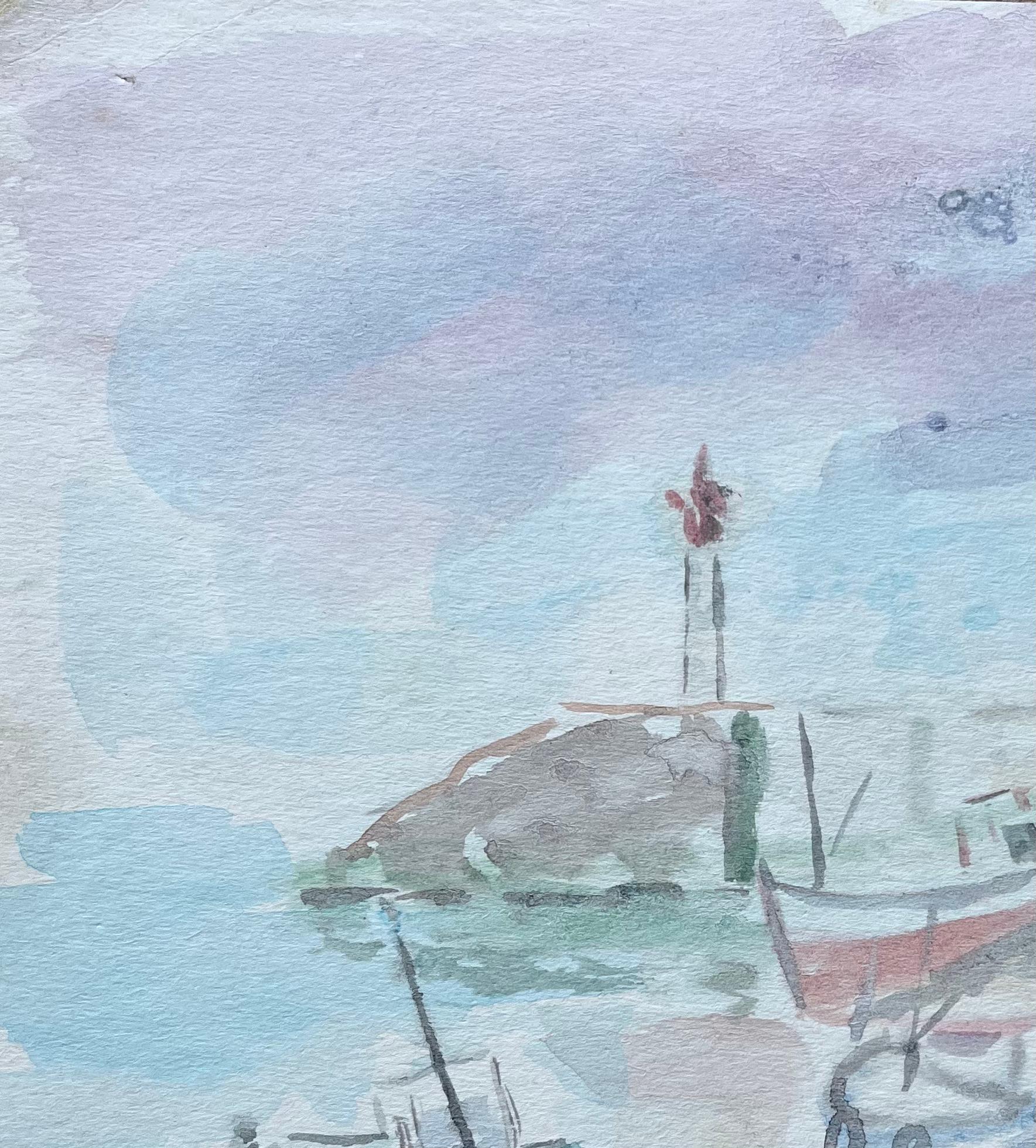 Titel: Französische Boote bei Ebbe mit Pastellhimmel Aquarellmalerei
von Fanch Lel (Franzose, geb. 1930)
Größe: 8,75 Zoll (Höhe) x 8,5 Zoll (Breite)
Aquarell auf Karton, ungerahmt
Zustand: Das Gemälde ist in gutem Zustand, mit leichten