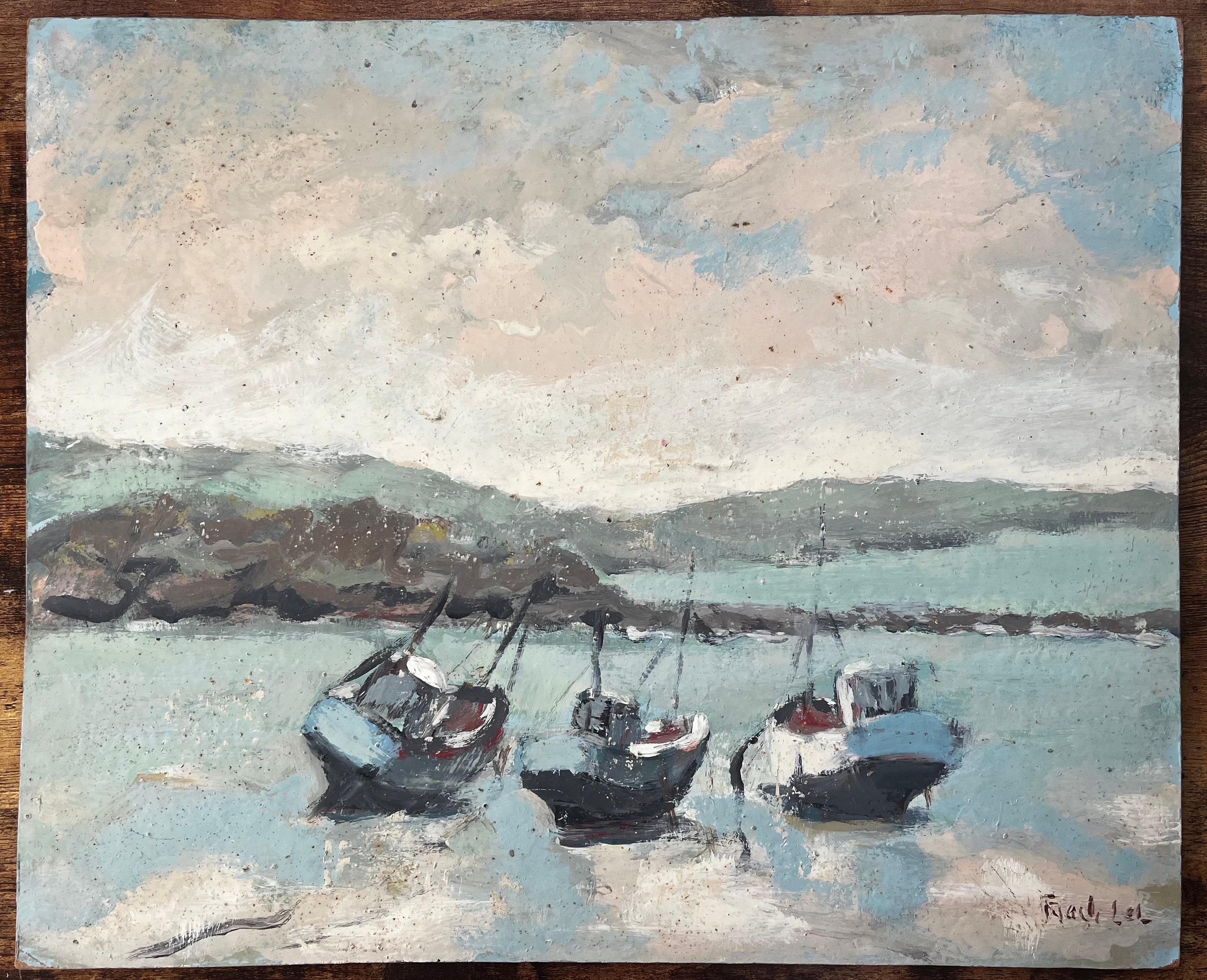 Scène côtière française avec bateaux de pêche échoués et Rollle Hill - Painting de Fanch Lel