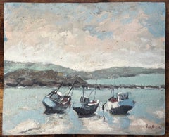 Escena costera francesa con barcos de pesca varados y colinas ondulantes