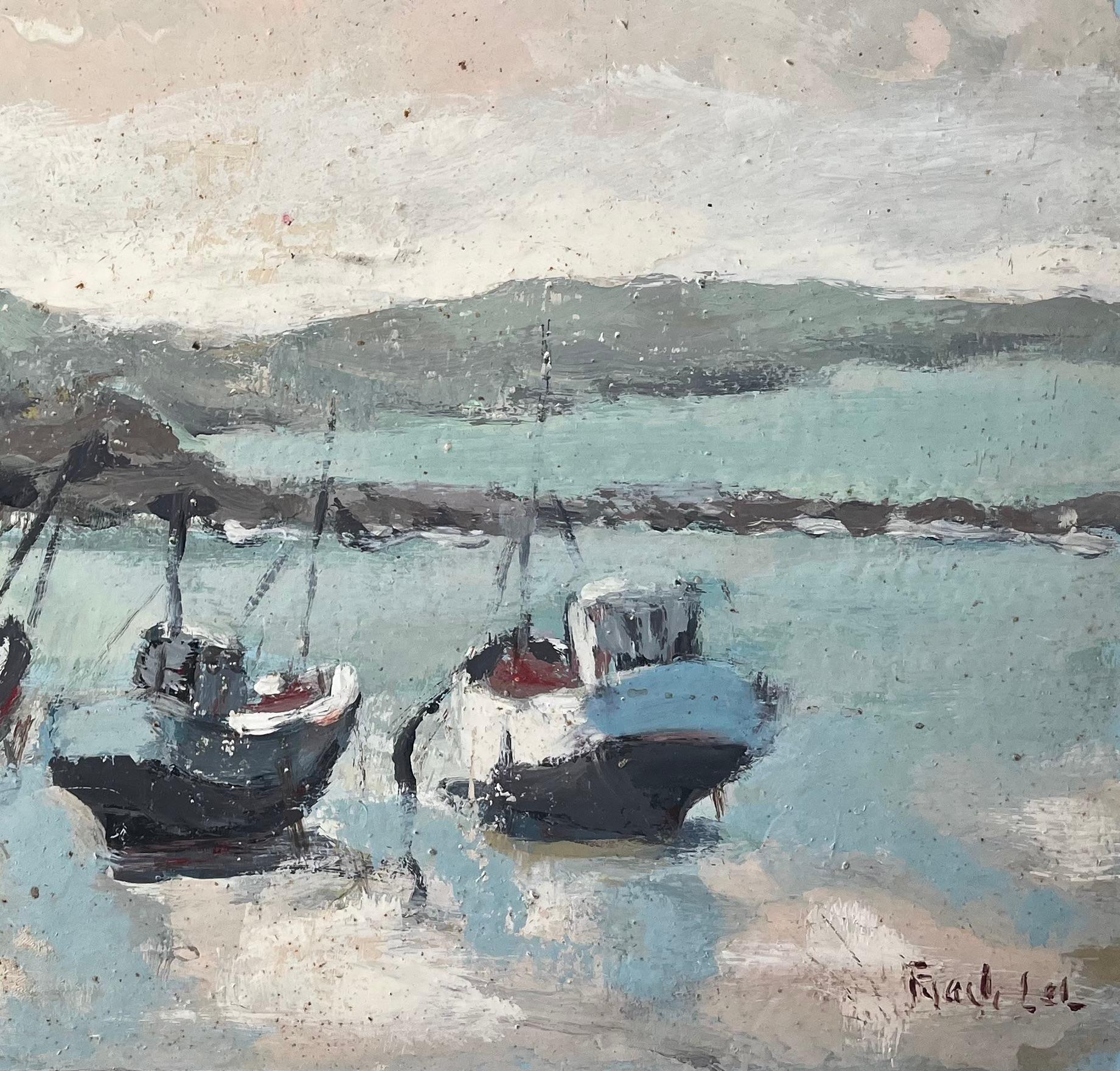 Scène côtière française avec bateaux de pêche échoués et Rollle Hill - Impressionnisme Painting par Fanch Lel