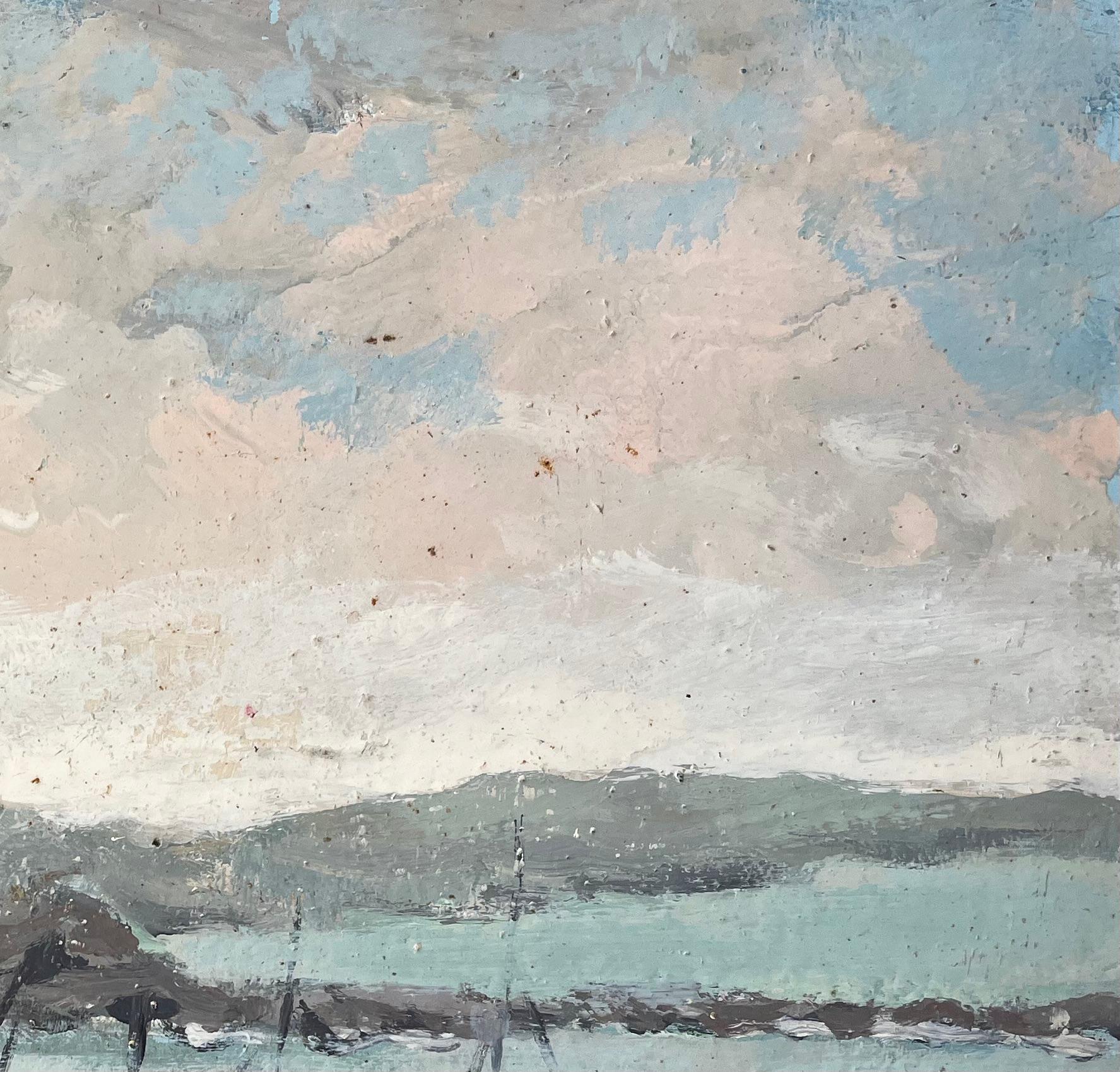 Scène côtière française avec bateaux de pêche échoués et Rollle Hill - Gris Landscape Painting par Fanch Lel