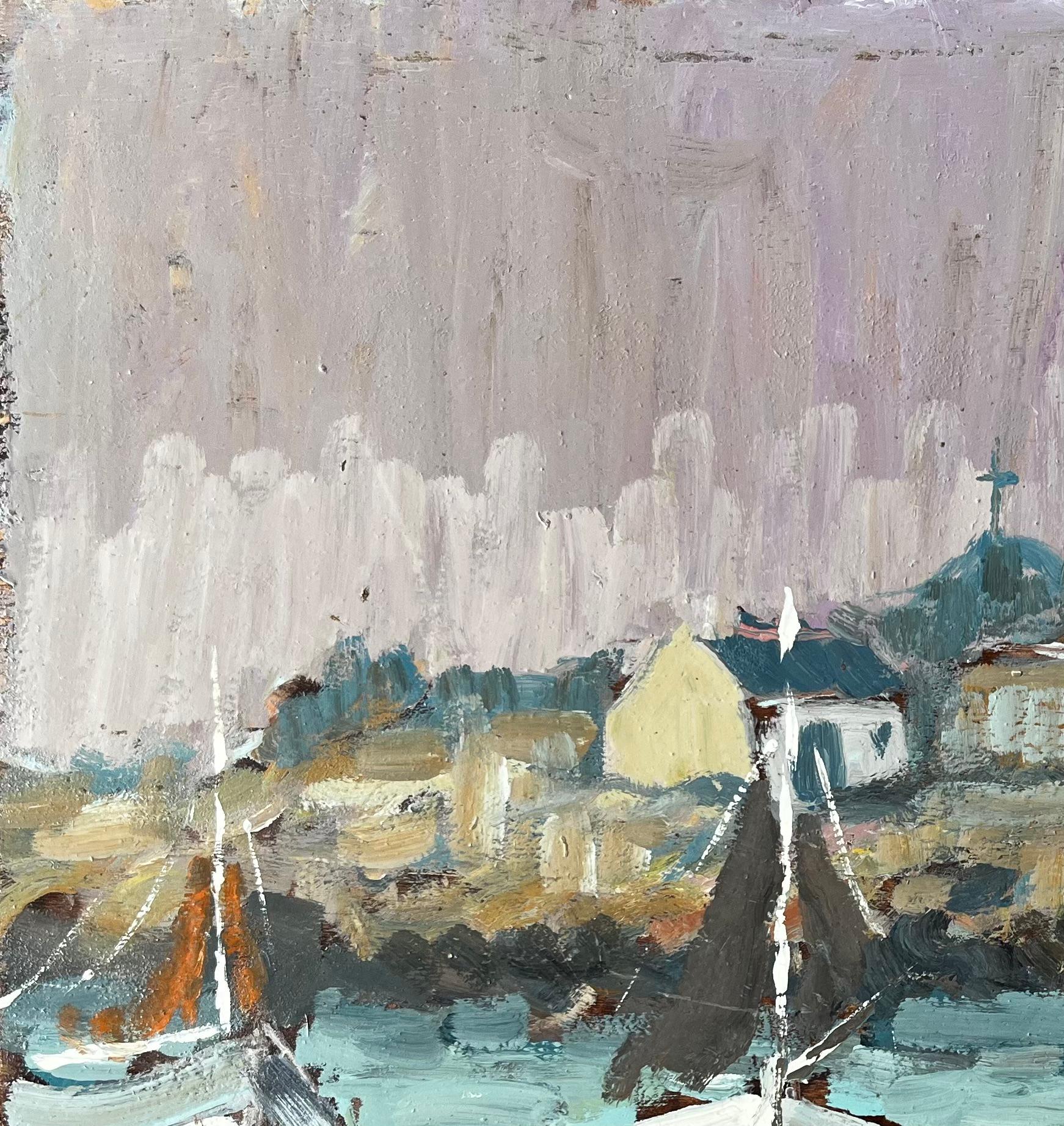 Französisches Küstendorf mit Booten und Lavendelhimmel von Fanch Lel im Angebot 2