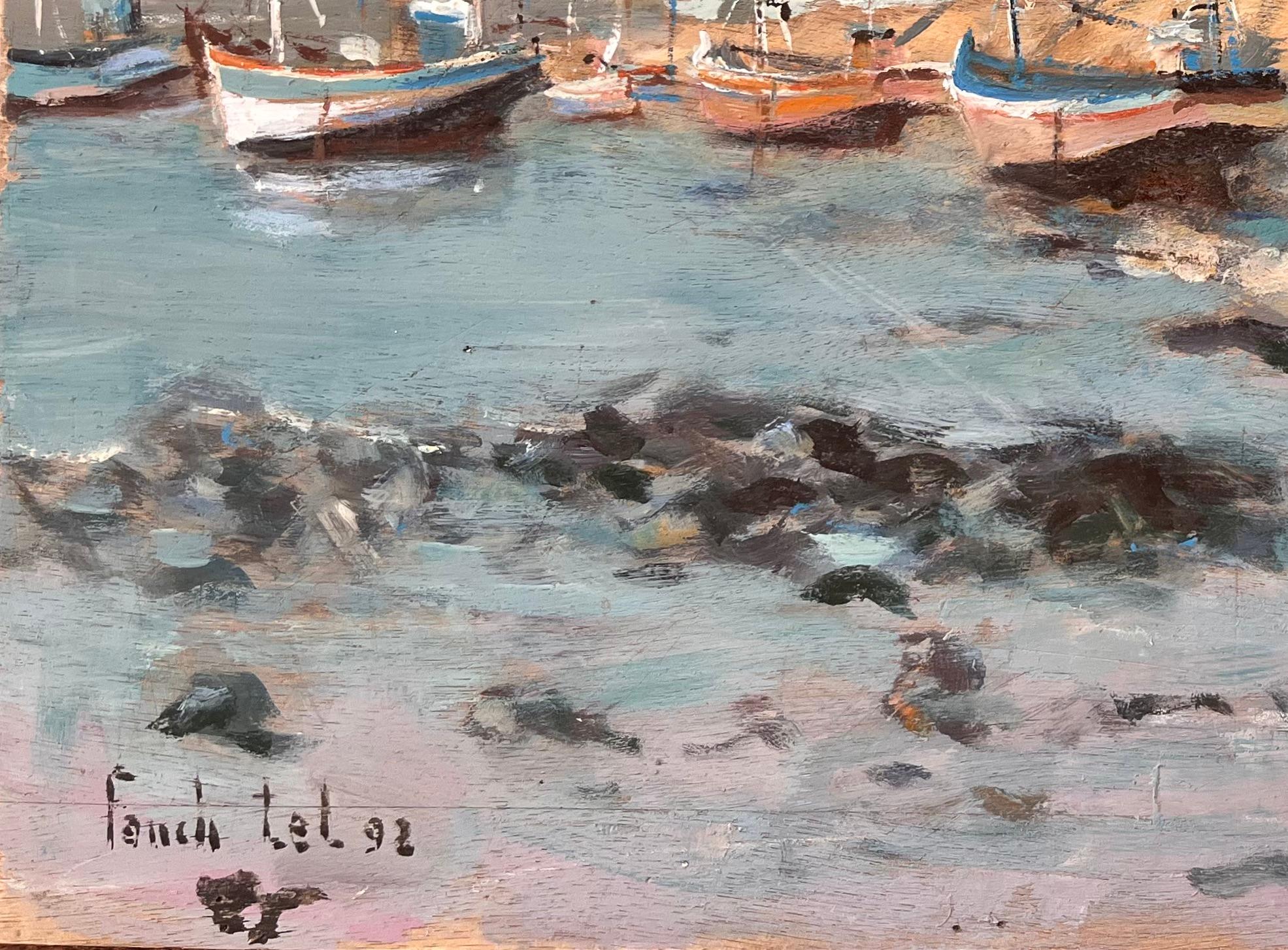 Französisches Küstendorf mit Moored-Fischbooten und felsigen Shoreline im Angebot 1