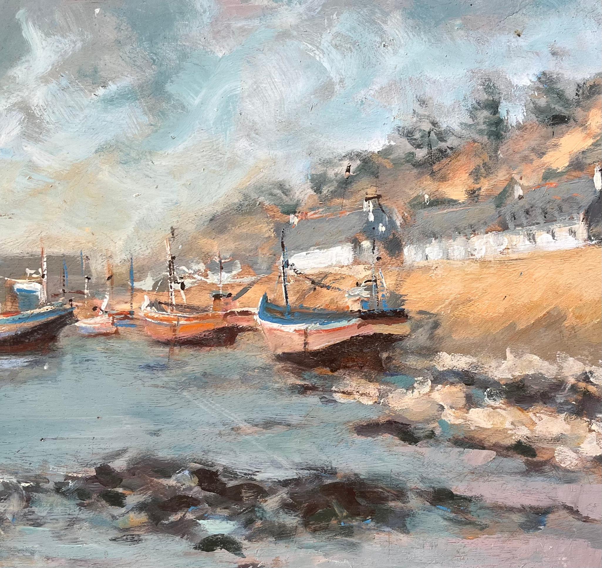 Französisches Küstendorf mit Moored-Fischbooten und felsigen Shoreline im Angebot 2