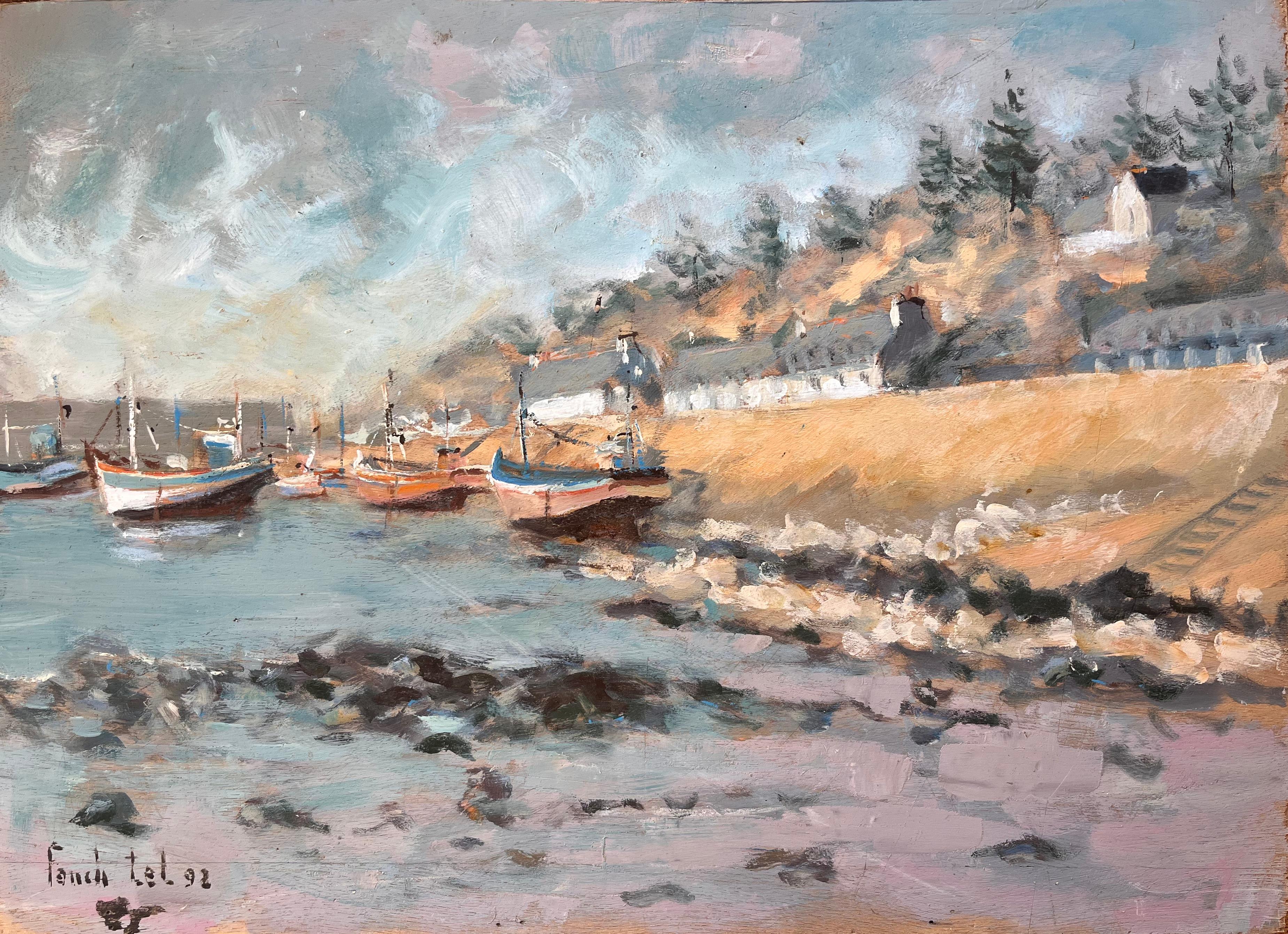Französisches Küstendorf mit Moored-Fischbooten und felsigen Shoreline