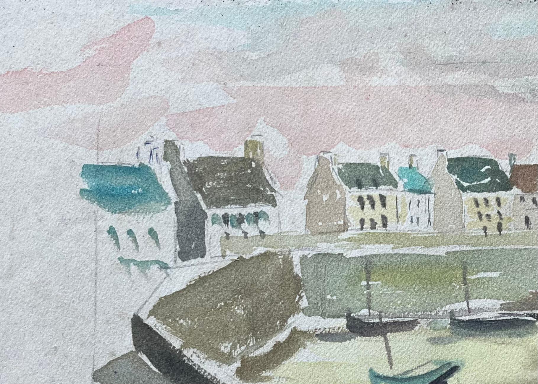 Acquerello costiero francese con faro e barche da pesca e cielo con sfumature rosa - Landscape Painting Grigio di Fanch Lel