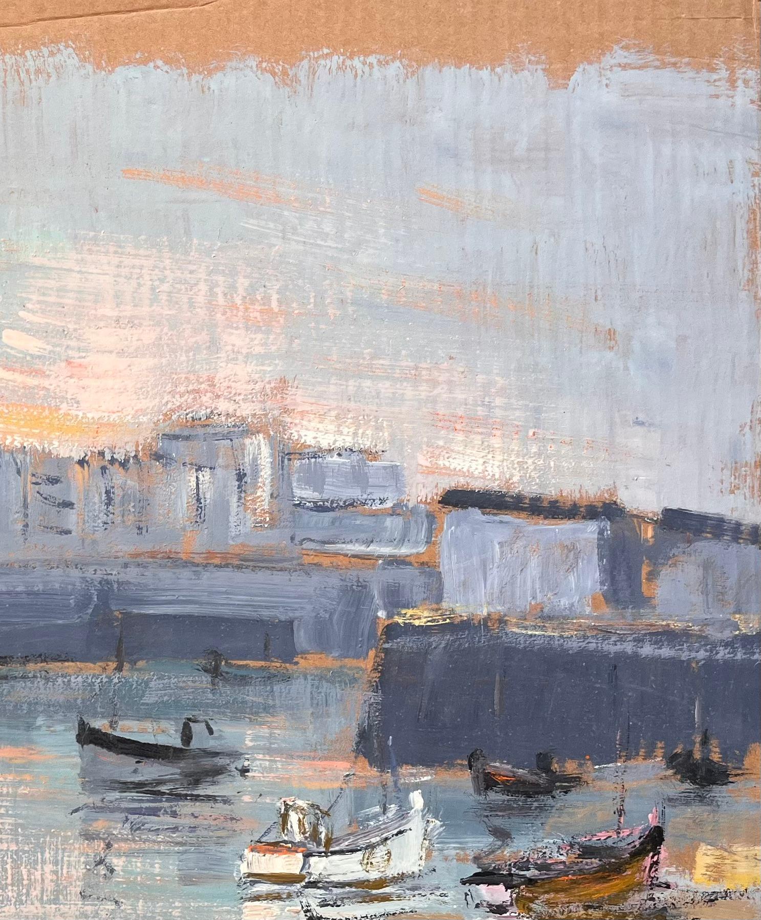 Titolo: Scena di porto francese con barche ormeggiate e paesaggio urbano lontano al tramonto
Da Fanch Lel
Firmato: Yes One
Dimensioni: 19,25 x 20,5 pollici (altezza x larghezza)
Pittura a olio su cartone, senza cornice
Condit: Il dipinto è in buone