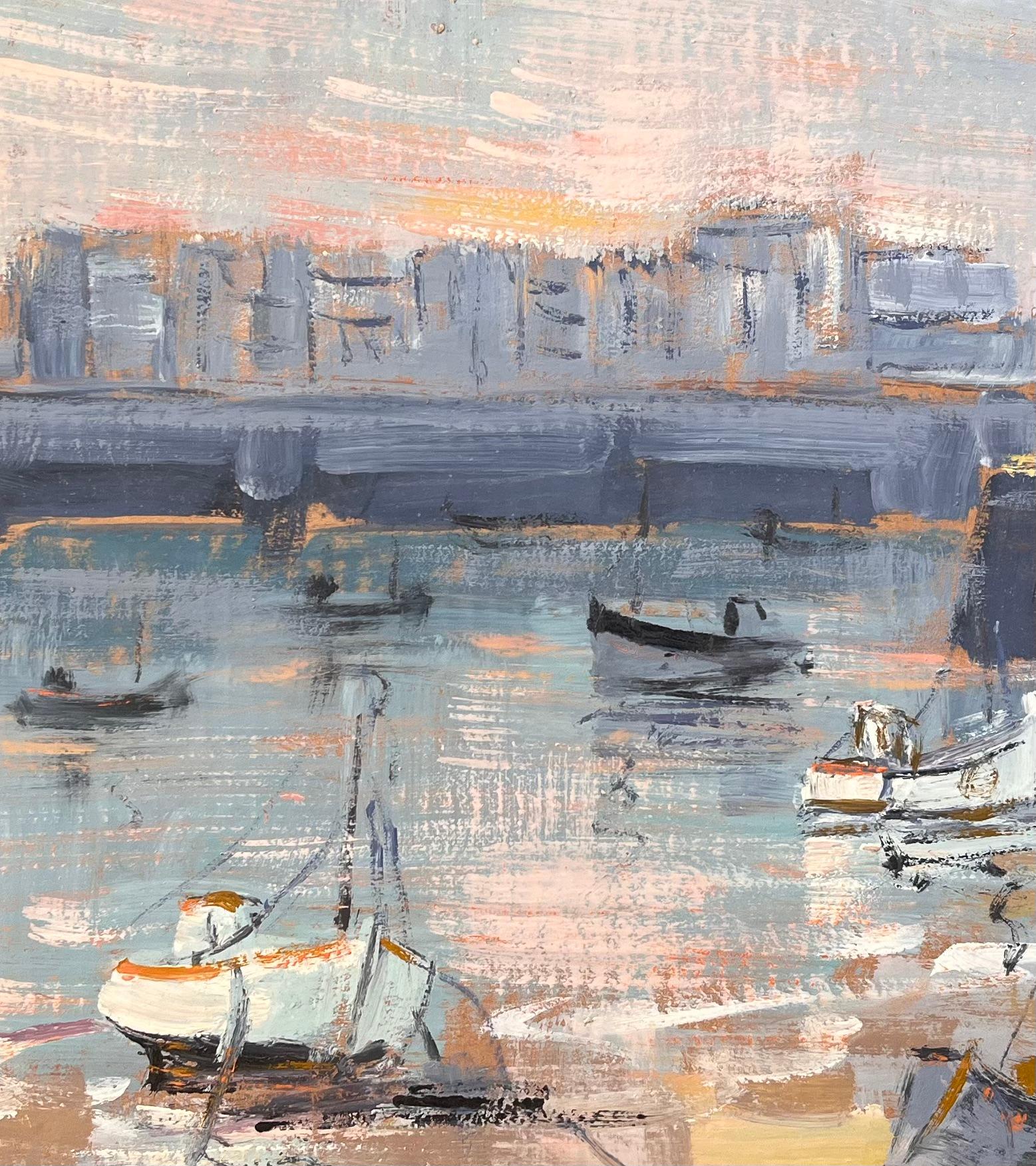Scena del porto francese con barche ormeggiate e paesaggio urbano distante al tramonto in vendita 2