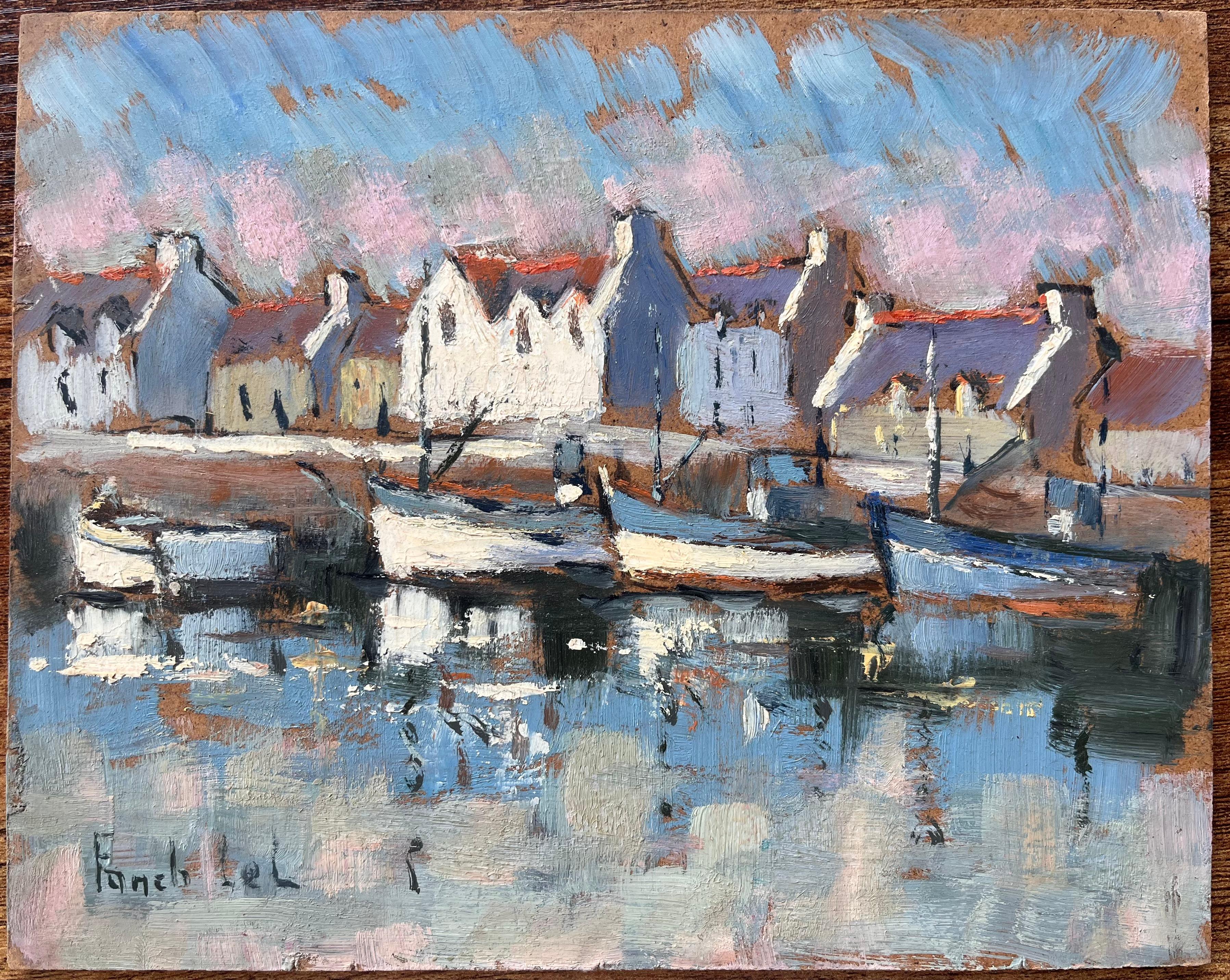 Scena del porto francese con barche ormeggiate e case del villaggio al tramonto - Painting di Fanch Lel
