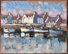 Scena del porto francese con barche ormeggiate e case del villaggio al tramonto