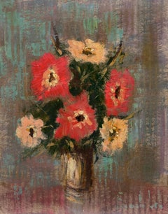 Französischer impressionistischer Blumenstrauß aus roten und pfirsichfarbenen Blumen in einer kleinen Bronzevase
