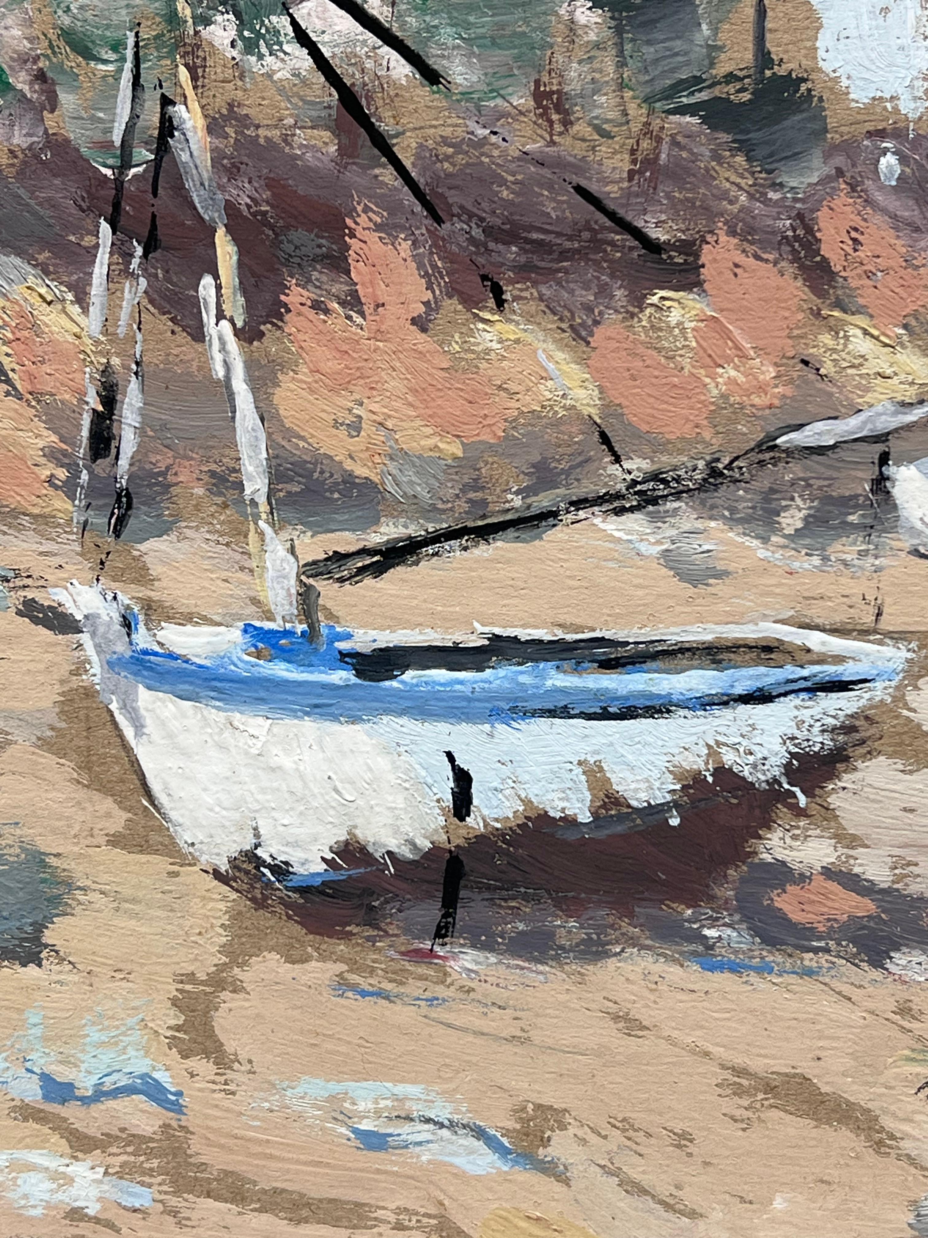 Scena costiera impressionista francese Barche a vela spiaggiate che riposano su una spiaggia sabbiosa in vendita 1