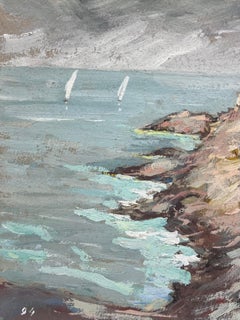 Croce impressionista francese su una scogliera con vista su un paesaggio di barche a vela