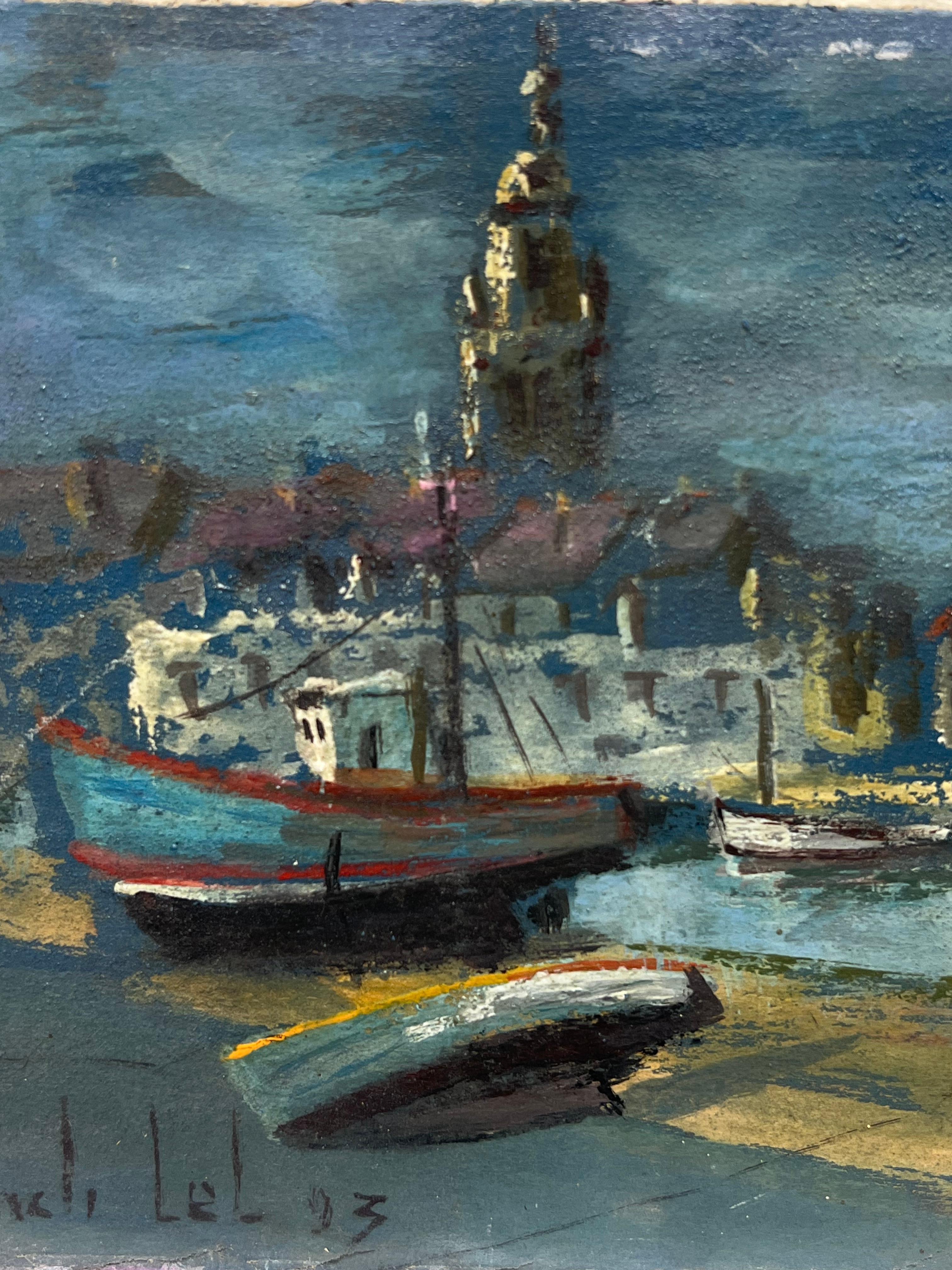 Französische impressionistische dunkle Hafens Gemälde mit Booten und Dorf skyline, Dunkel-Gemälde – Painting von Fanch Lel