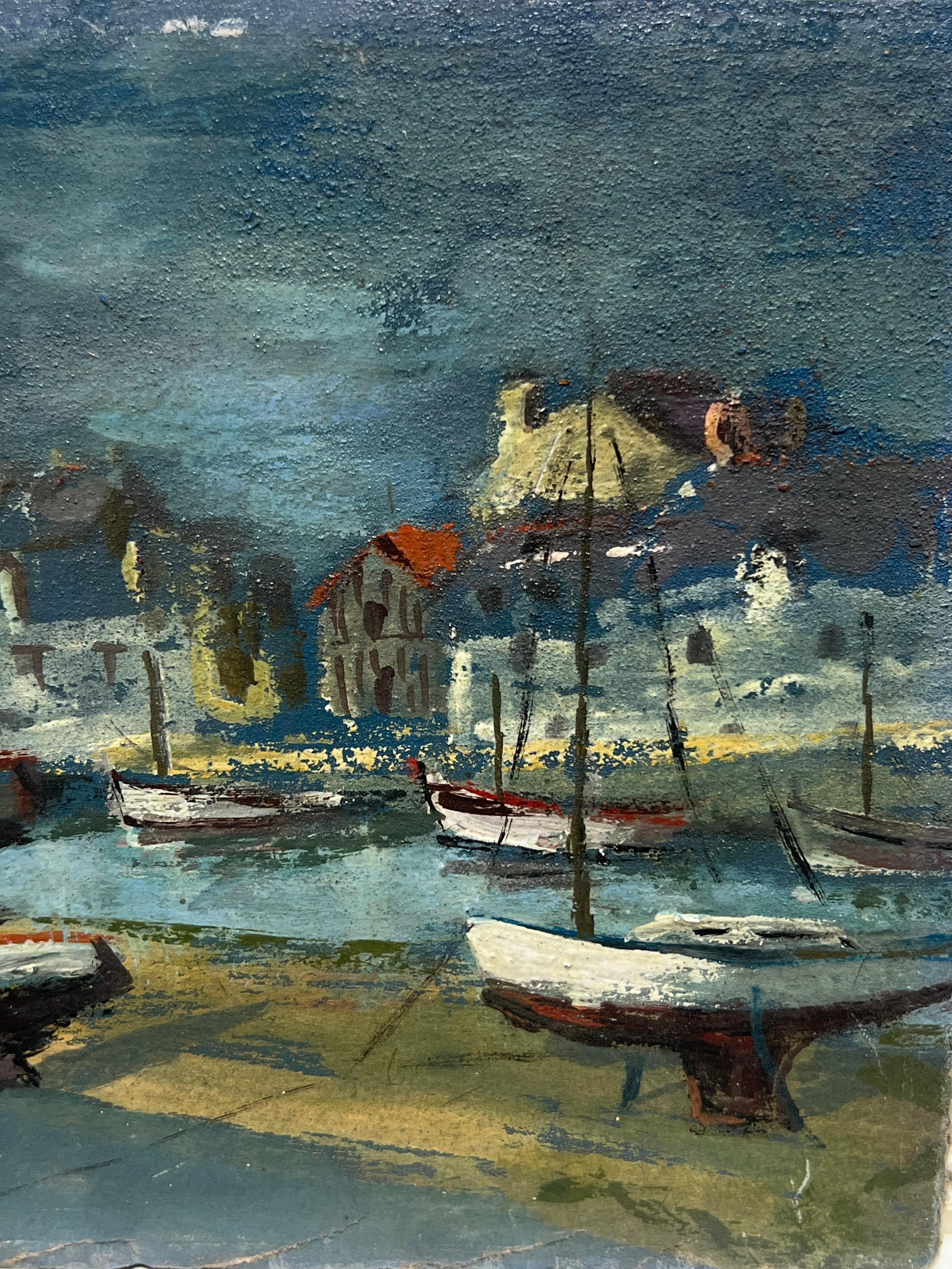 Französische impressionistische dunkle Hafens Gemälde mit Booten und Dorf skyline, Dunkel-Gemälde (Schwarz), Figurative Painting, von Fanch Lel