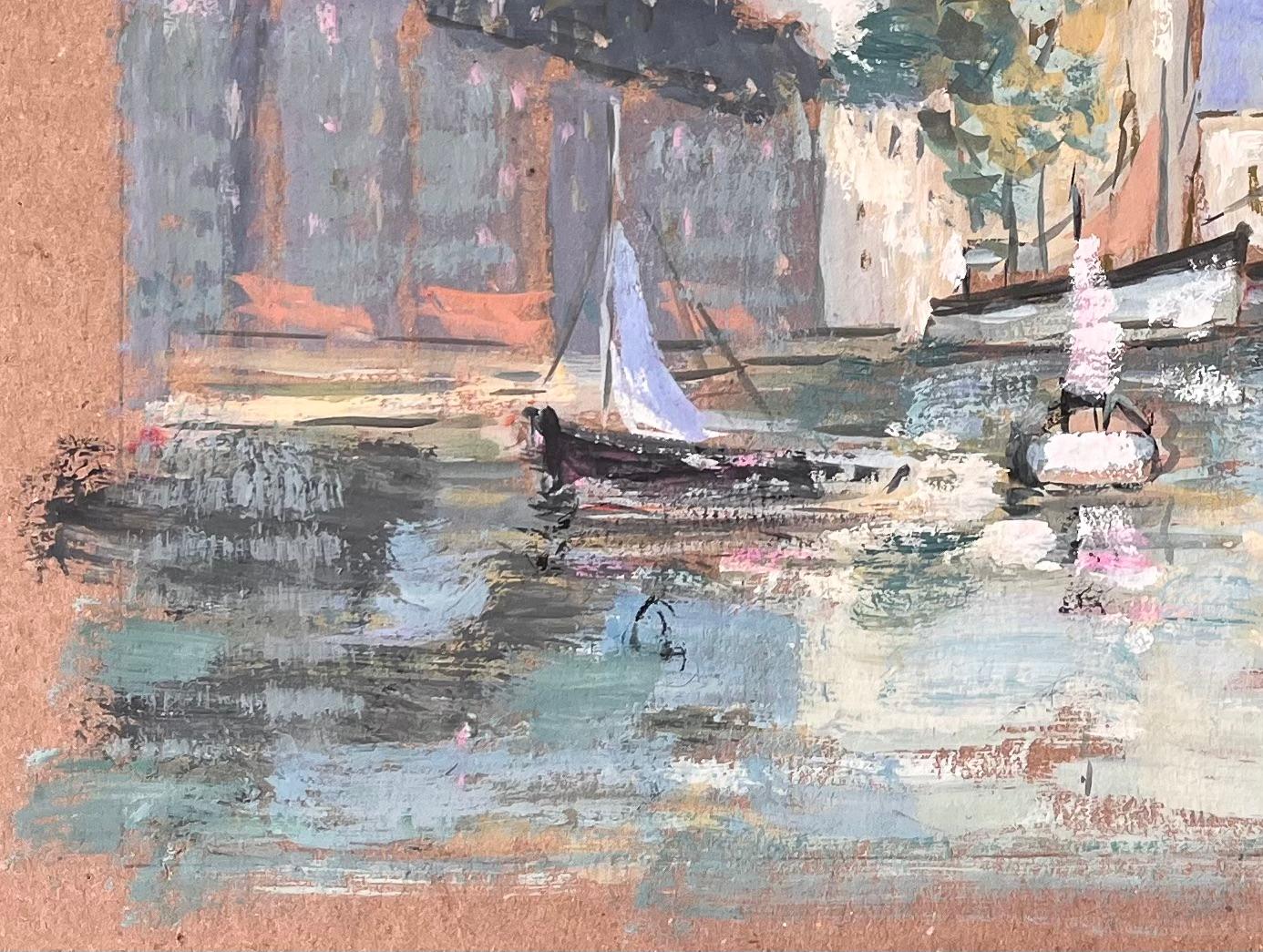 Scène de port impressionniste française avec voiliers et architecture de Quayside - Gris Landscape Painting par Fanch Lel