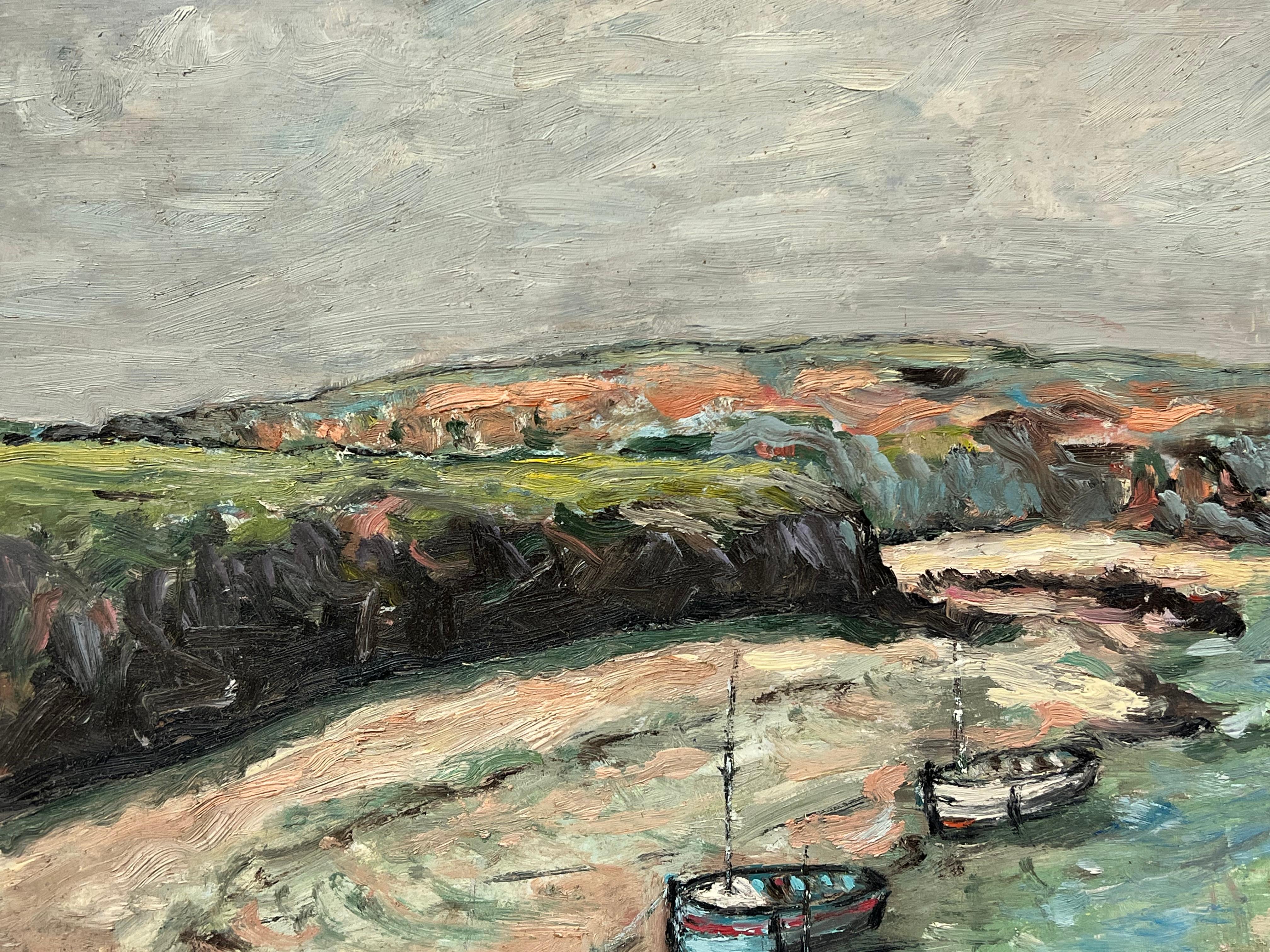 Paisaje impresionista francés con barcos amarrados y acantilados ondulantes - Landscape Painting Marrón de Fanch Lel