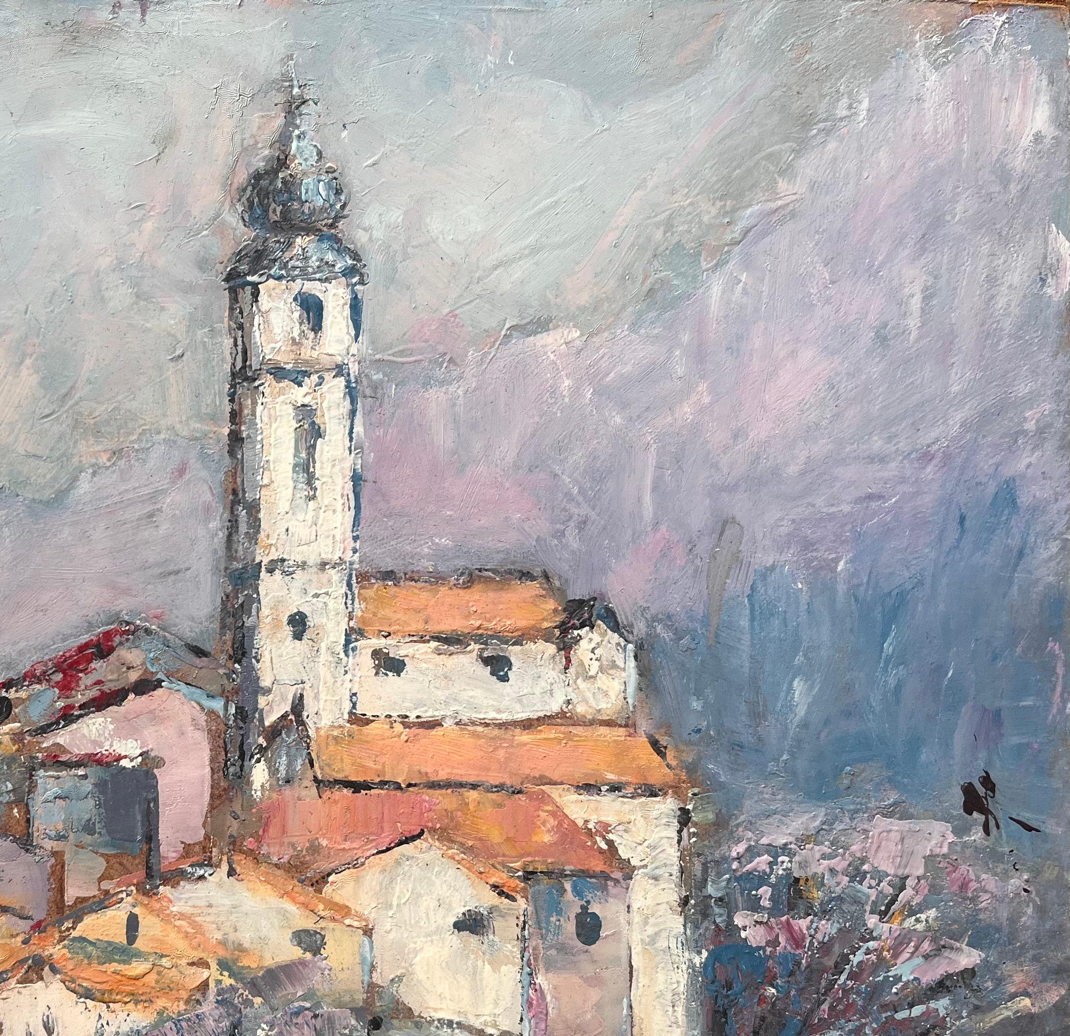 Titel: Französisch-impressionistisches Bergdorf mit Kirchturm und roten Ziegeldächern
Von Fanch Lel
Größe: 12,75 x 16,25 Zoll (Höhe x Breite)
Ölgemälde auf Karton, ungerahmt
Zustand: Das Gemälde ist in gutem Zustand mit leichten Gebrauchsspuren an