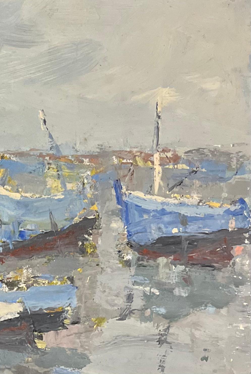 Óleo impresionista francés de barcos amarrados en un puerto tranquilo - Figurative Painting Gris de Fanch Lel