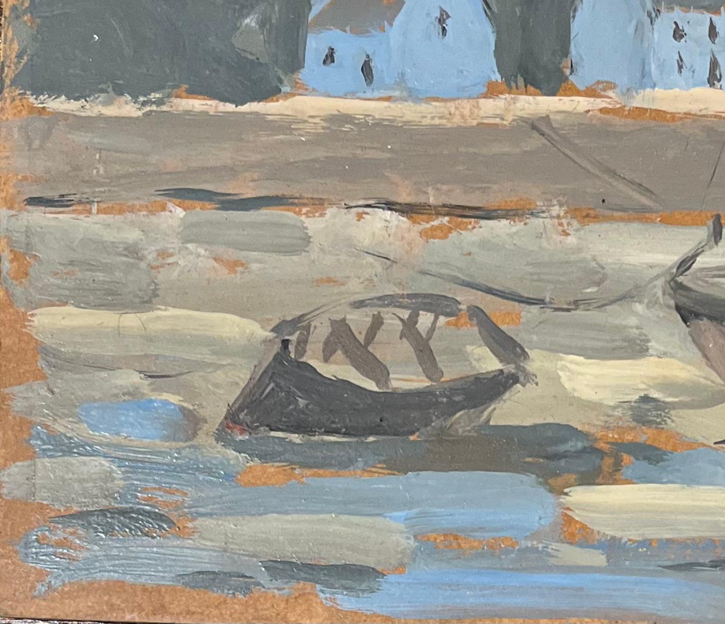 Pittura a olio impressionista francese con barche che riposano di fronte a cottage costieri - Figurative Painting Grigio di Fanch Lel