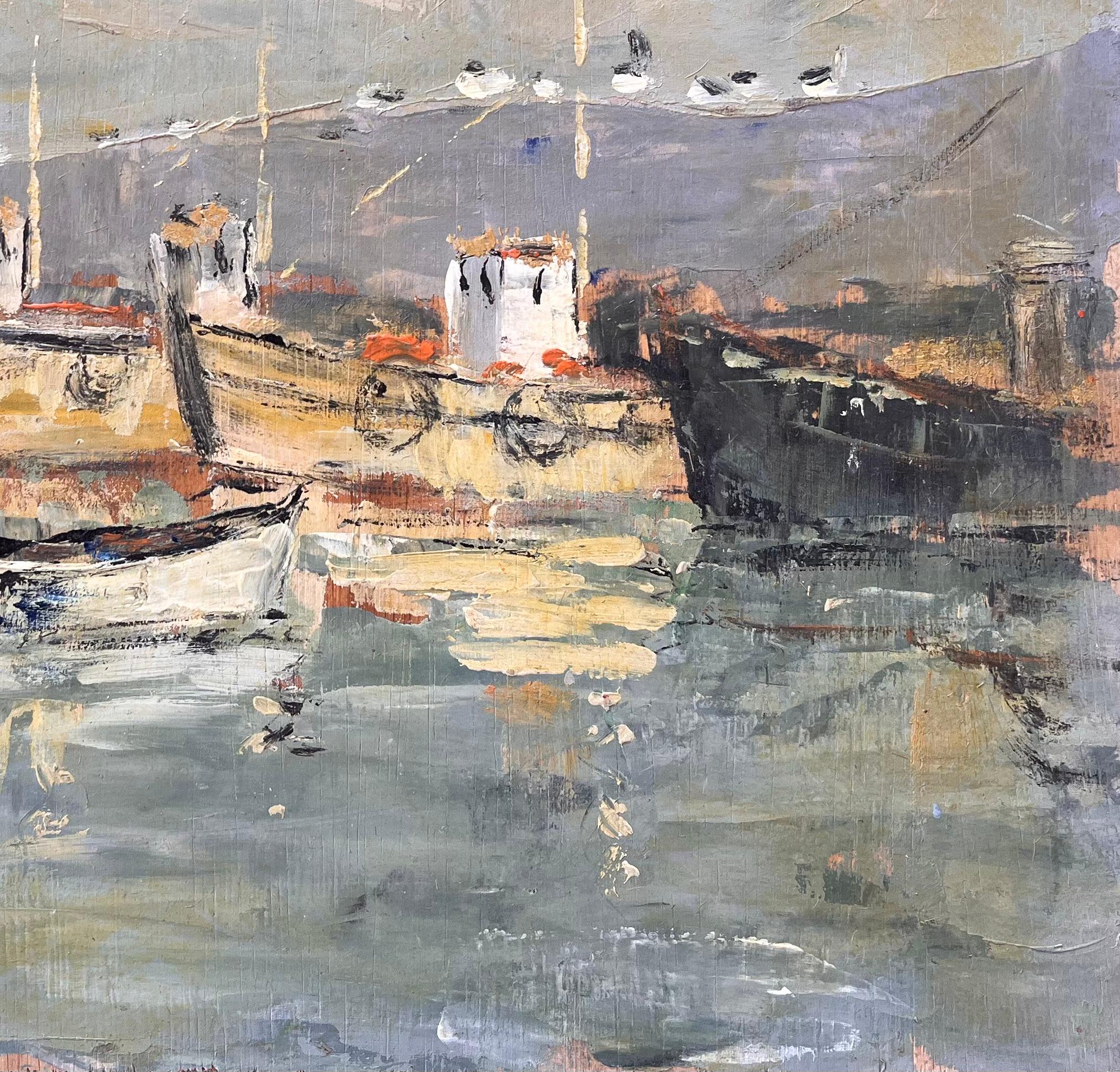 Französisches impressionistisches Ölgemälde von Fischerbooten im Hafen des Impressionismus mit Reflektionen (Grau), Landscape Painting, von Fanch Lel