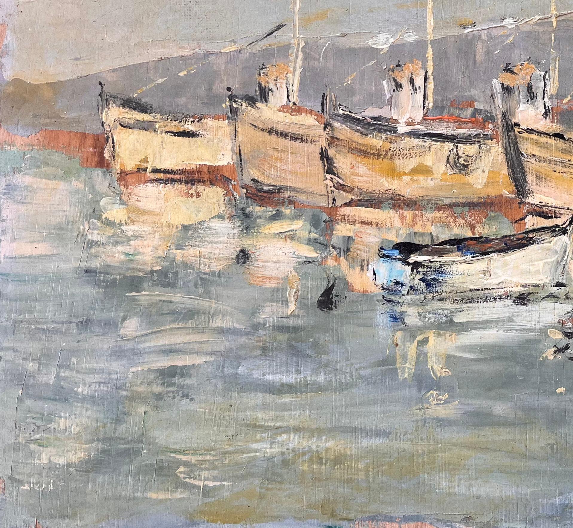 Titel: Französischer Impressionist Ölgemälde von Fischerbooten im Hafen mit Spiegelungen
Von Fanch Lel
Größe: 15 x 18,25 Zoll (Höhe x Breite)
Ölgemälde auf Karton, ungerahmt
Zustand: Das Gemälde ist in gutem Zustand mit leichten Gebrauchsspuren an
