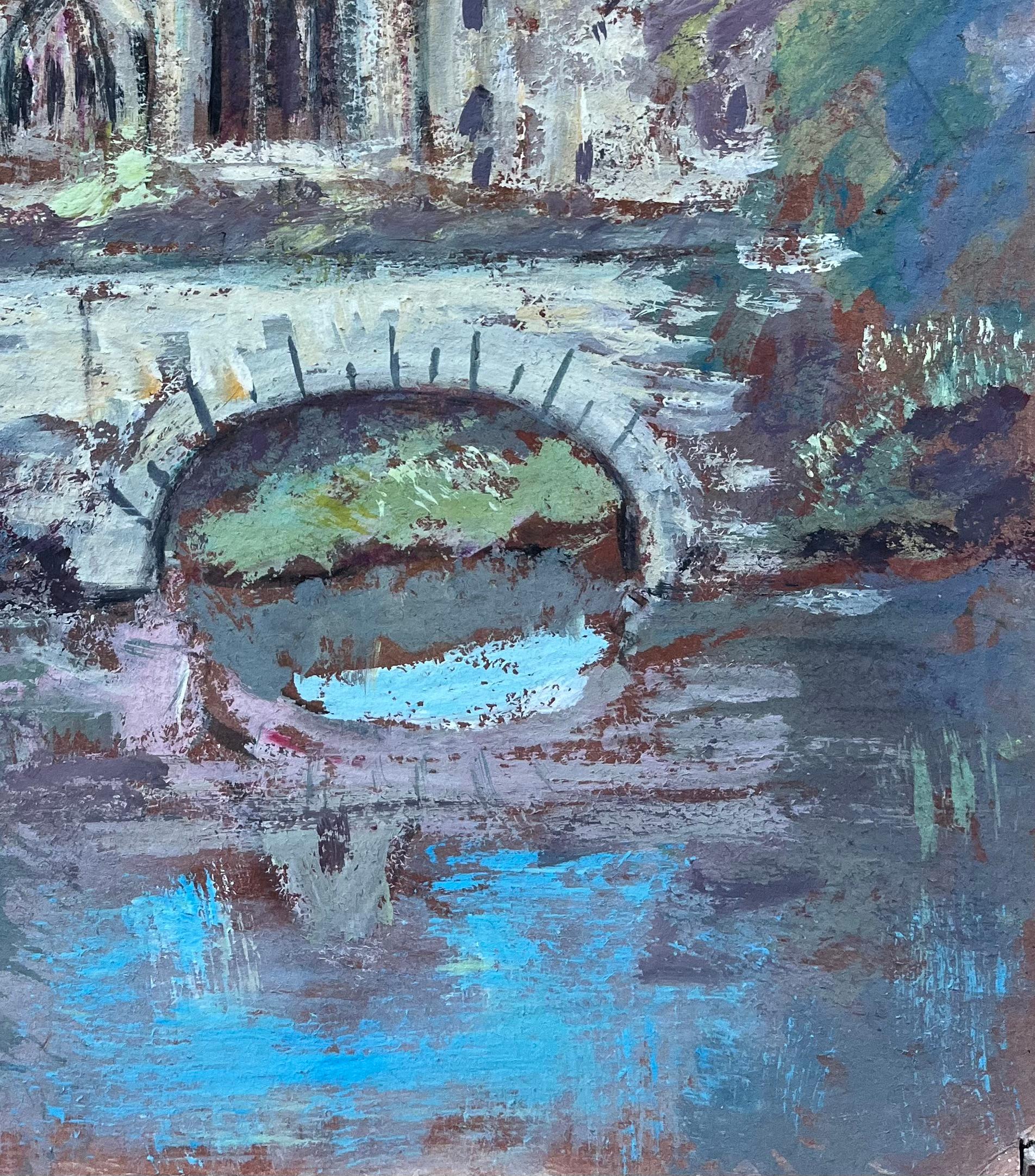 Französisch Impressionist Ölgemälde der gotischen Kirche und Steinbrücke über einen Fluss (Blau), Figurative Painting, von Fanch Lel