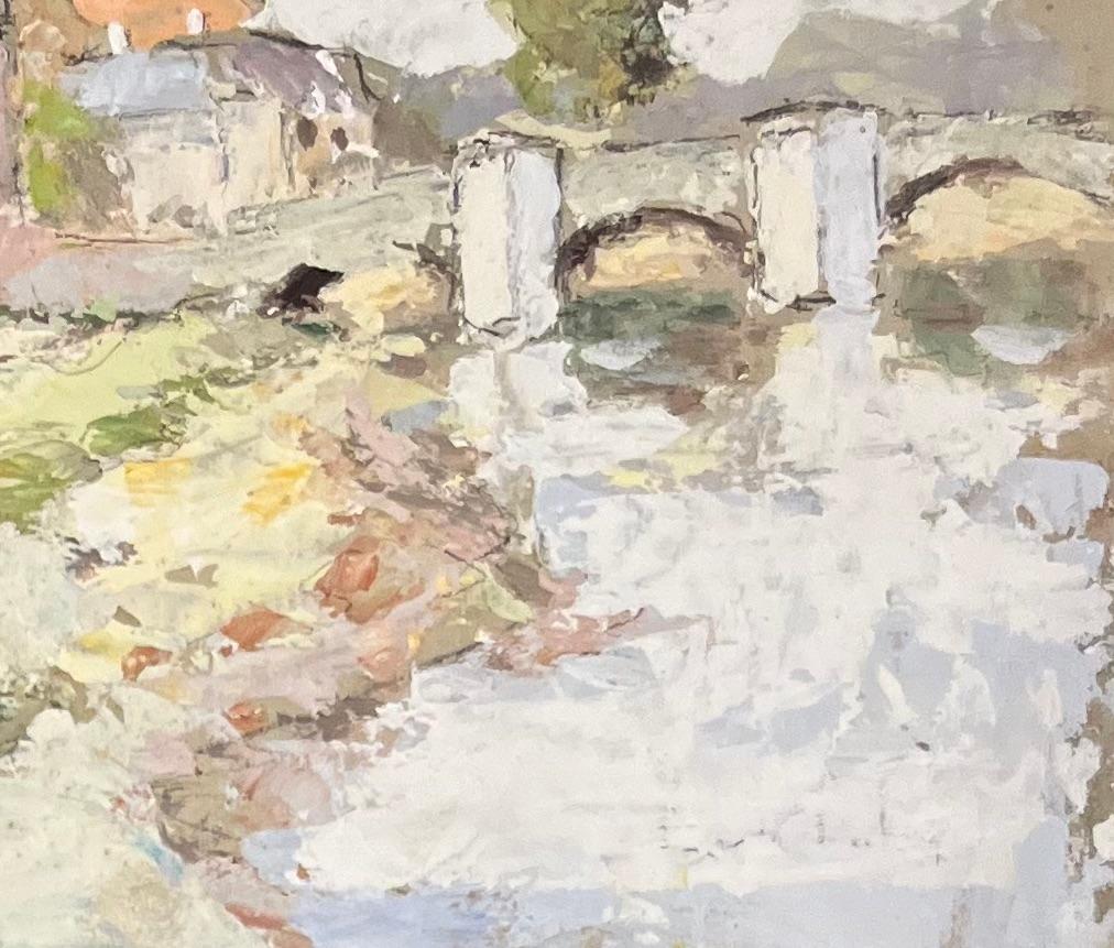 Pittura a olio impressionista francese raffigurante una veduta fluviale di Saint-Savin-sur-Gartempe - Figurative Painting Beige di Fanch Lel